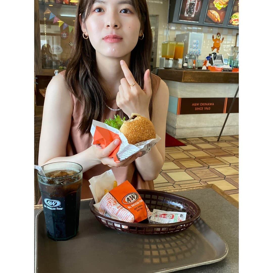 田村響華さんのインスタグラム写真 - (田村響華Instagram)「⁡ A&W🍔🐻 ⁡ しばらく食べてないと恋しくなっちゃった わたしは昔からスーパーフライ派！ ⁡ 🔔おっきい音だす勇気なくて 切ない鐘の音を鳴らしてきました ほぼ誰も聞こえてなかった  #A&W #エンダー #ハンバーガー #沖縄旅行」8月14日 20時19分 - kyo_ka1016