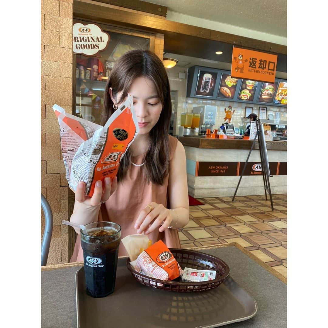 田村響華さんのインスタグラム写真 - (田村響華Instagram)「⁡ A&W🍔🐻 ⁡ しばらく食べてないと恋しくなっちゃった わたしは昔からスーパーフライ派！ ⁡ 🔔おっきい音だす勇気なくて 切ない鐘の音を鳴らしてきました ほぼ誰も聞こえてなかった  #A&W #エンダー #ハンバーガー #沖縄旅行」8月14日 20時19分 - kyo_ka1016