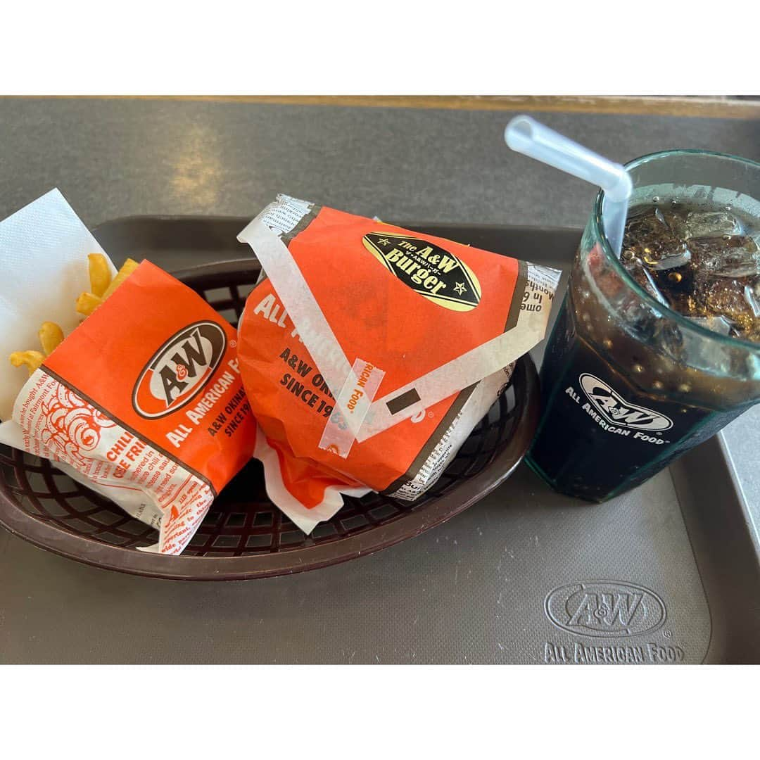 田村響華さんのインスタグラム写真 - (田村響華Instagram)「⁡ A&W🍔🐻 ⁡ しばらく食べてないと恋しくなっちゃった わたしは昔からスーパーフライ派！ ⁡ 🔔おっきい音だす勇気なくて 切ない鐘の音を鳴らしてきました ほぼ誰も聞こえてなかった  #A&W #エンダー #ハンバーガー #沖縄旅行」8月14日 20時19分 - kyo_ka1016