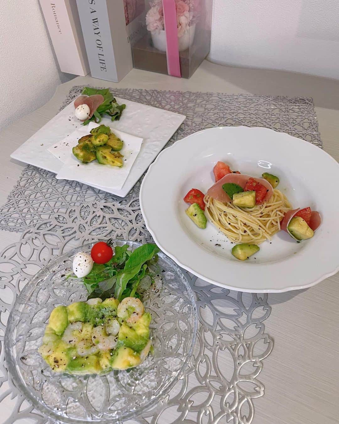 太田理恵のインスタグラム：「アボカドづくし🥑 思ったより上手にできた🥰  アボカドのテリーヌ アボカドとトマトの冷製パスタ アボカドの唐揚げ」