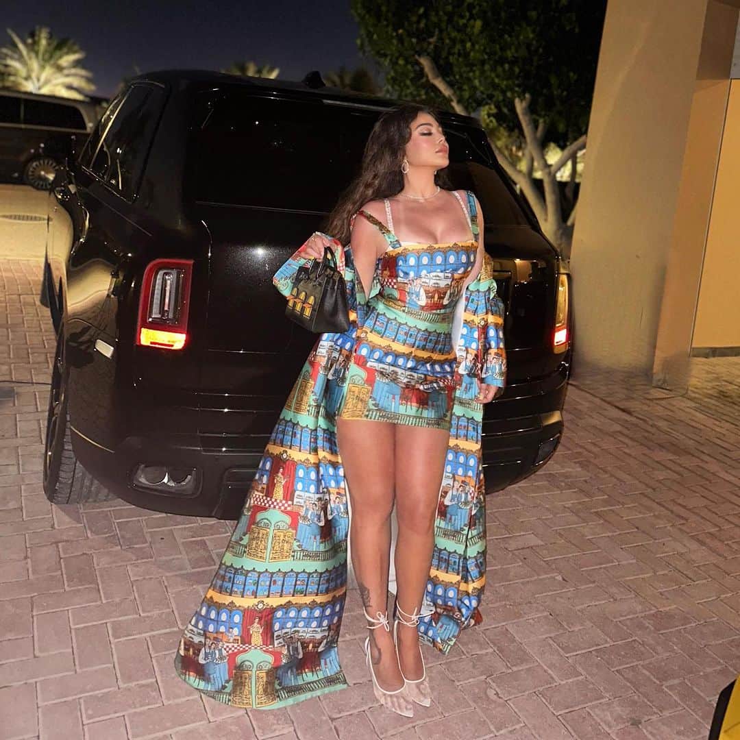のインスタグラム：「Sun kissed ✨🧡 💛🦋🐠  #haifawehbe #marassi」