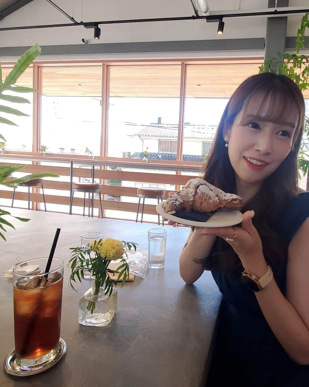 泉田文佳さんのインスタグラム写真 - (泉田文佳Instagram)「୨୧*。 3ヶ月ぶりに岡山の @merci_life_organics へ🥐  はい🤎密かにわたしの中でまだ、 クロワッサンブームは続いております😎🤎笑  前はスタンダードなのにしたから、 今回はダマンド？みたいなのにしてみた♫︎  やっぱりここの2階のカフェの居心地すきだなぁ🌱 (店内の様子は5月頃リールでアップしています◡̈)  服は、呉のアウトレットセレクトショップ @lotusblossomkure で購入した、 ルーニィのワンピースです👗✨ (定価24,000円くらいのがまさかの4,000円👏！)  涼しくて洗ってもすぐ乾くし、 シワにならないし生地もツヤツヤでお気に入りすぎて、 まるで制服のように毎日着ています♡笑  あと後半の写真に写ってるんですが、 白いスマホストラップはサンキューマートのです！ ポーチがついてて便利です🤍  台風の心配もあるけど、 みなさんどんなお盆をお過ごしですか～？ 泉田家は、プリリの初盆です🐶🐾🌙  #mercilifeorganics #lounie #岡山 #岡山グルメ #岡山旅行 #岡山パン屋 #メルシーライフオーガニックス #ワンピース #ワンピースコーデ #ネイビーコーデ #ネイビーワンピース #青コーデ #ブルーコーデ #ブルーワンピース #ノースリーブ #ルーニィ #旅行コーデ」8月14日 20時16分 - izumida.ayaka0212