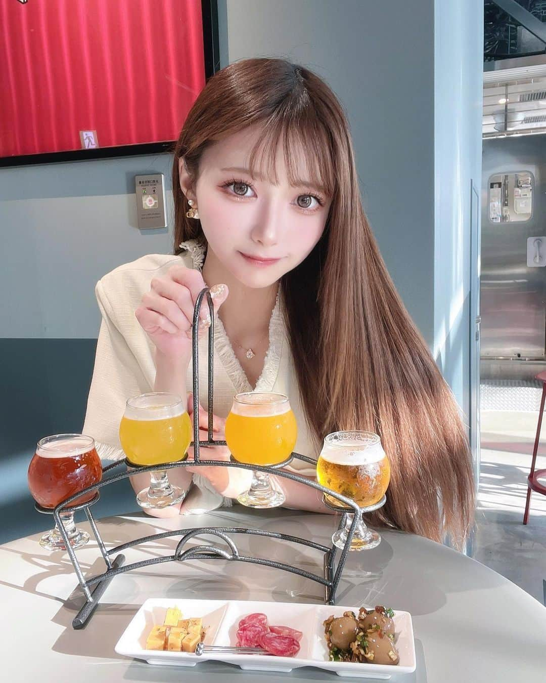 あやちゃんのインスタグラム：「ビールのアフタヌーンティーと高級かき氷を堪能した日🍧🍺  大人のフードコートって感じで色んなお店が入ってて楽しかった✨  #東京グルメ #東京駅カフェ #東京ミッドタウン八重洲 #ヤエスパブリック #寿氷  #ミッドタウン八重洲 #東京かき氷 #東京駅ランチ #ビール女子 #ビールスタグラム #お酒好き女子 #かき氷コレクション #japanesefood #japantravel #tokyocafe」