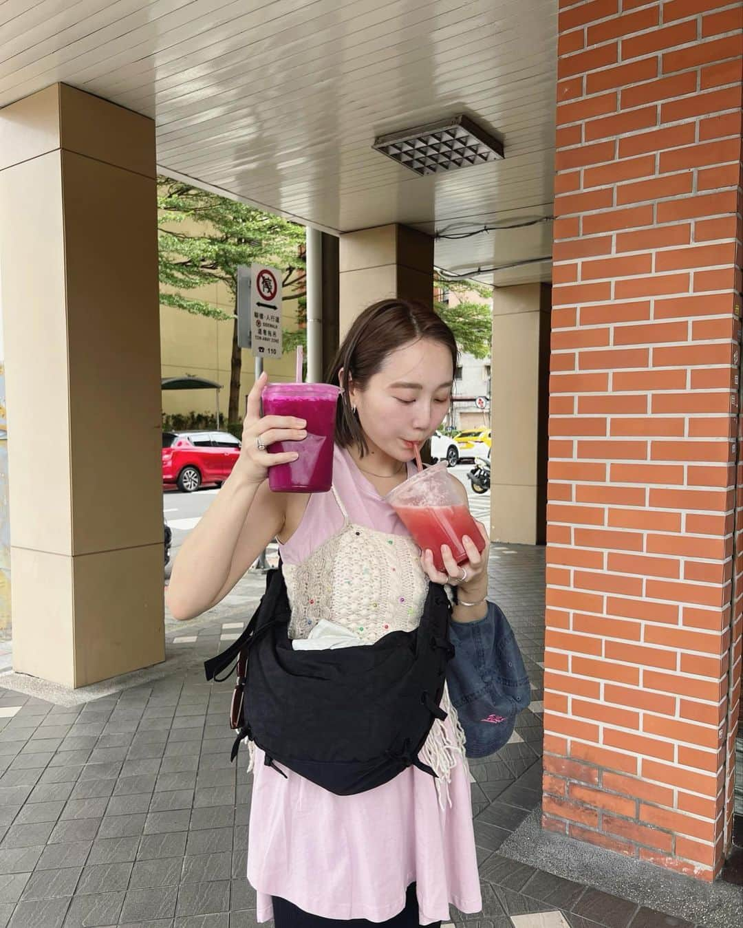 tappy1119のインスタグラム：「⁡ 台湾の服。 ⁡  湿気がすごくて 代謝悪い私でも暑さにバテた。🥵🎐  ⁡飲んでるのはここでもスイカ🍉  ⁡ #台湾旅行 #台北カフェ」