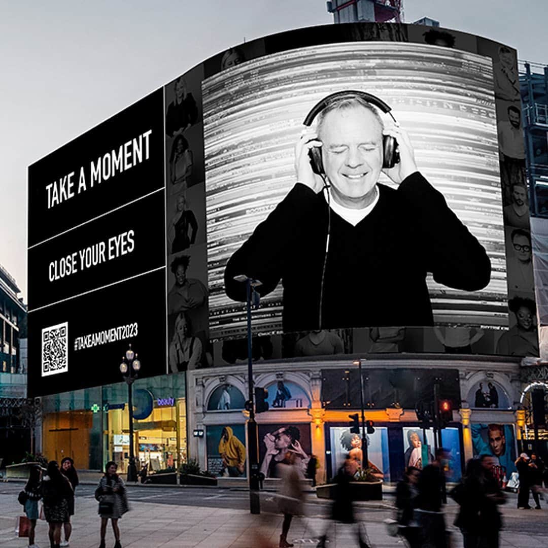 FatboySlimさんのインスタグラム写真 - (FatboySlimInstagram)「I closed my eyes for mental health awareness with @takeamoment.uk   See your face on @piccadillylights with @theartofldn   Here’s how you can take part…  1.	Take an eyes closed selfie  2.	Upload it to Takeamoment.uk 3.	Share on Instagram @takeamoment.uk 4.	Tag @piccadillylights with #TakeAMoment2023  #MentalHealth #MentalHealthAwareness 5.	Follow @takeamoment.uk  📸 @rayburmiston」8月14日 21時00分 - officialfatboyslim