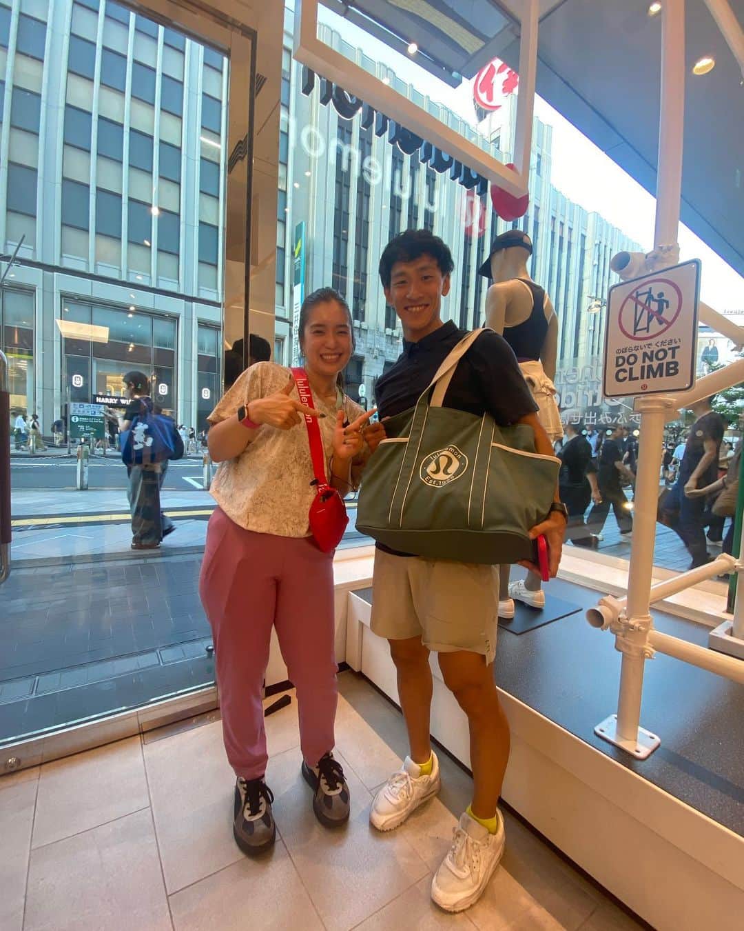 渡邊啓太さんのインスタグラム写真 - (渡邊啓太Instagram)「🍋🇯🇵  ———  lululemon 巡り In Japan 🇯🇵🗾   ———  野辺山合宿の前後に 日本国内のlululemonのストアへ行ってみました!!  アンバサダーとしてのご縁をいただいたので 全国のストアの皆さんに会いたくて行ってきました😌  それぞれのストアの特徴があるけど どこのストアのエデュケーターの皆さんも lululemonらしい温かいエネルギーを発していました🕊️✨ （ストアで働いているスタッフさんをlululemonではエデュケーターと呼ぶそうです）  素敵なご縁を頂いた @lululemonjp  Sweat/work outの為の高機能ウェアだけでなく 繋がりを大切に.一日一汗を共にすることで成長していく姿勢  こんなブランドは唯一無二だと感じています🌏  素敵な人たちと出会えて 猛烈なプッシュをしてくれて まだまだ顔晴れそうです👍  ---  サポート企業 @hannan_univ  @globalwifi_official   アンバサダー @lululemonjp  @lululemon   --- #lululemon #lululemonambassador #ルルレモン #アンバサダー #大阪ルクア #大阪心斎橋大丸 #御殿場プレミアムアウトレット #東京新宿マルイ #東京シックス原宿テラス #東京青山 #東京六本木ヒルズ #東京銀座シックス #感謝 #ご縁 #sweatlife #workout #ありがとう #ショートトラック #アスリート #オリンピアン #顔晴ります」8月14日 20時28分 - kwatanabe18