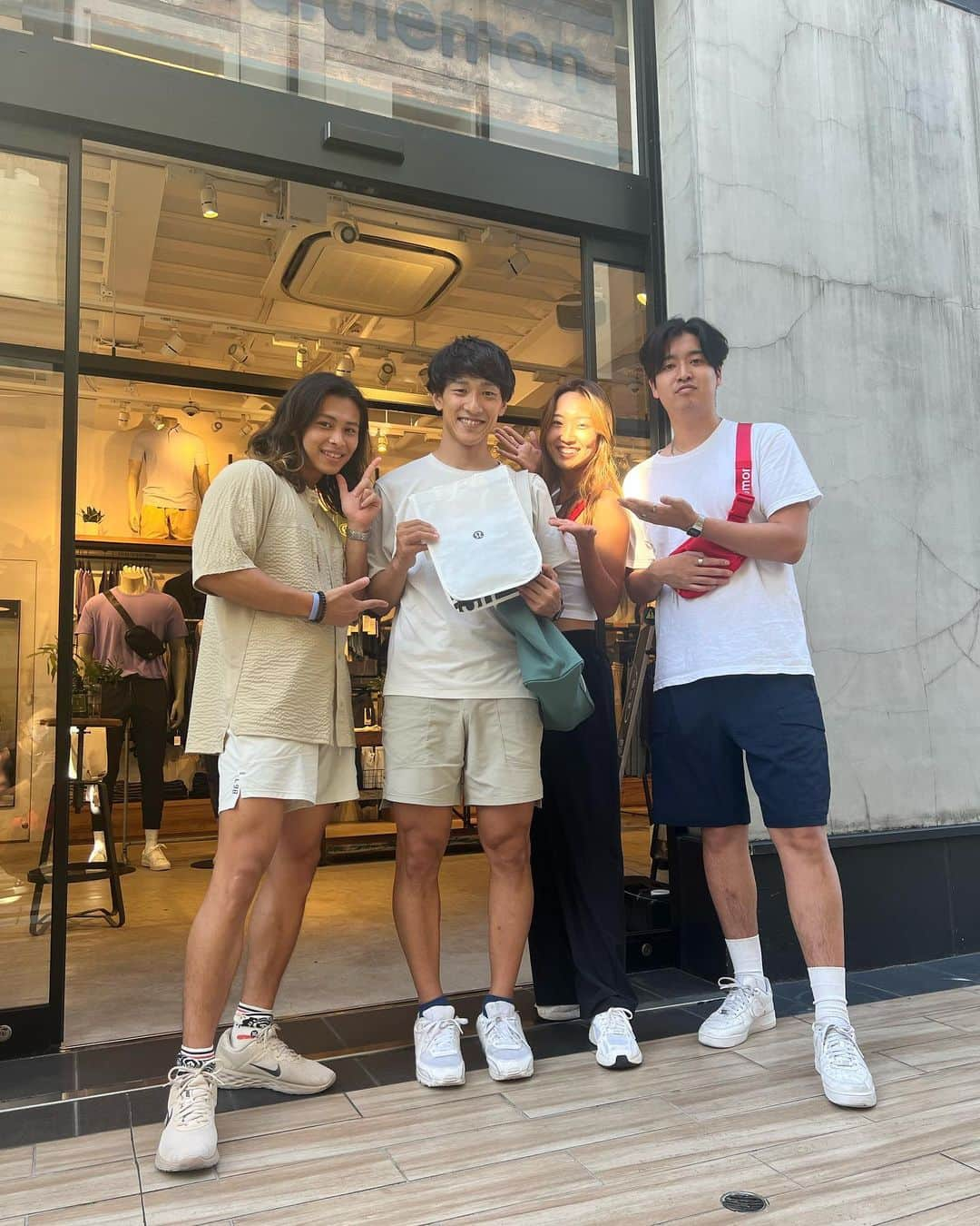 渡邊啓太さんのインスタグラム写真 - (渡邊啓太Instagram)「🍋🇯🇵  ———  lululemon 巡り In Japan 🇯🇵🗾   ———  野辺山合宿の前後に 日本国内のlululemonのストアへ行ってみました!!  アンバサダーとしてのご縁をいただいたので 全国のストアの皆さんに会いたくて行ってきました😌  それぞれのストアの特徴があるけど どこのストアのエデュケーターの皆さんも lululemonらしい温かいエネルギーを発していました🕊️✨ （ストアで働いているスタッフさんをlululemonではエデュケーターと呼ぶそうです）  素敵なご縁を頂いた @lululemonjp  Sweat/work outの為の高機能ウェアだけでなく 繋がりを大切に.一日一汗を共にすることで成長していく姿勢  こんなブランドは唯一無二だと感じています🌏  素敵な人たちと出会えて 猛烈なプッシュをしてくれて まだまだ顔晴れそうです👍  ---  サポート企業 @hannan_univ  @globalwifi_official   アンバサダー @lululemonjp  @lululemon   --- #lululemon #lululemonambassador #ルルレモン #アンバサダー #大阪ルクア #大阪心斎橋大丸 #御殿場プレミアムアウトレット #東京新宿マルイ #東京シックス原宿テラス #東京青山 #東京六本木ヒルズ #東京銀座シックス #感謝 #ご縁 #sweatlife #workout #ありがとう #ショートトラック #アスリート #オリンピアン #顔晴ります」8月14日 20時28分 - kwatanabe18