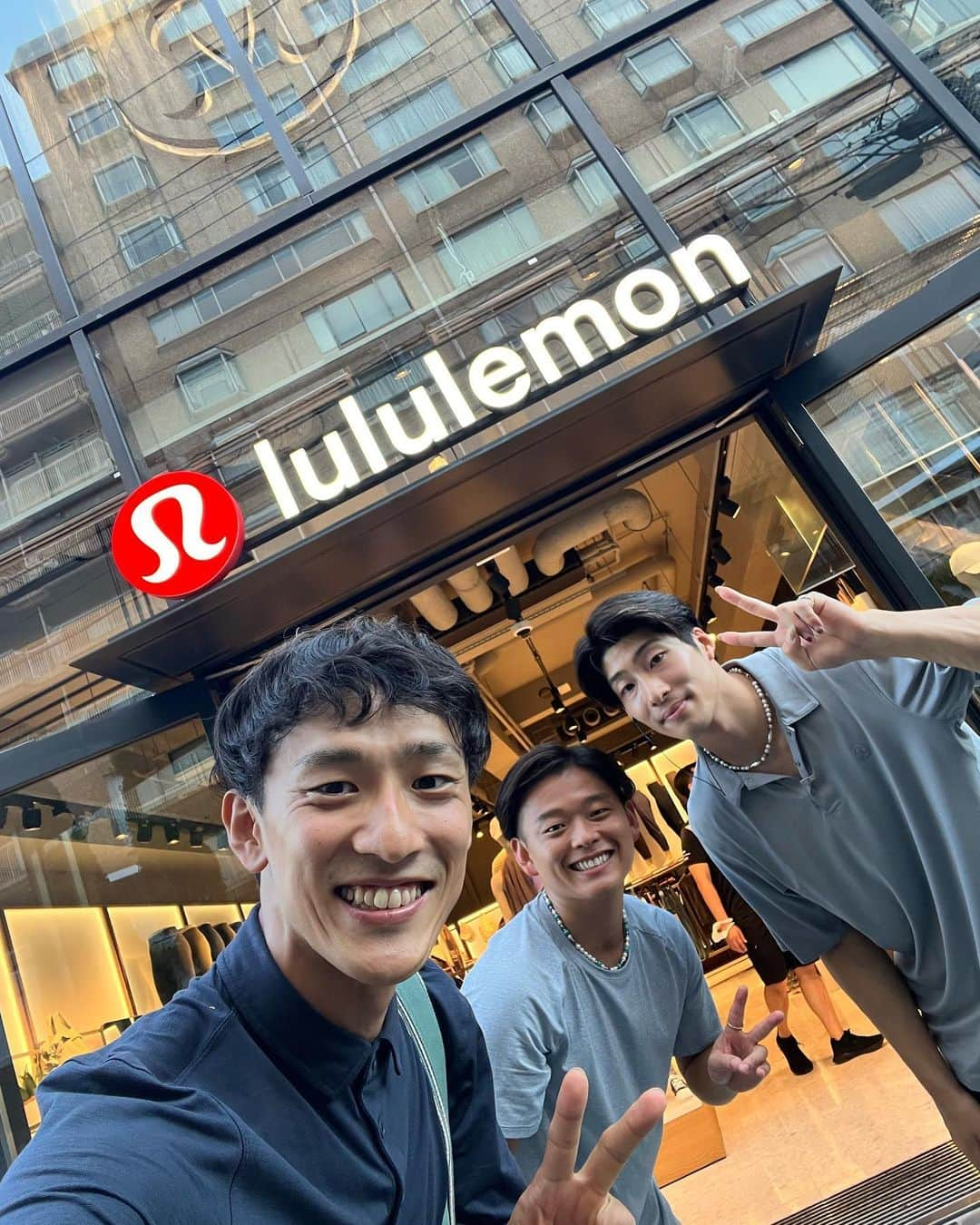 渡邊啓太さんのインスタグラム写真 - (渡邊啓太Instagram)「🍋🇯🇵  ———  lululemon 巡り In Japan 🇯🇵🗾   ———  野辺山合宿の前後に 日本国内のlululemonのストアへ行ってみました!!  アンバサダーとしてのご縁をいただいたので 全国のストアの皆さんに会いたくて行ってきました😌  それぞれのストアの特徴があるけど どこのストアのエデュケーターの皆さんも lululemonらしい温かいエネルギーを発していました🕊️✨ （ストアで働いているスタッフさんをlululemonではエデュケーターと呼ぶそうです）  素敵なご縁を頂いた @lululemonjp  Sweat/work outの為の高機能ウェアだけでなく 繋がりを大切に.一日一汗を共にすることで成長していく姿勢  こんなブランドは唯一無二だと感じています🌏  素敵な人たちと出会えて 猛烈なプッシュをしてくれて まだまだ顔晴れそうです👍  ---  サポート企業 @hannan_univ  @globalwifi_official   アンバサダー @lululemonjp  @lululemon   --- #lululemon #lululemonambassador #ルルレモン #アンバサダー #大阪ルクア #大阪心斎橋大丸 #御殿場プレミアムアウトレット #東京新宿マルイ #東京シックス原宿テラス #東京青山 #東京六本木ヒルズ #東京銀座シックス #感謝 #ご縁 #sweatlife #workout #ありがとう #ショートトラック #アスリート #オリンピアン #顔晴ります」8月14日 20時28分 - kwatanabe18