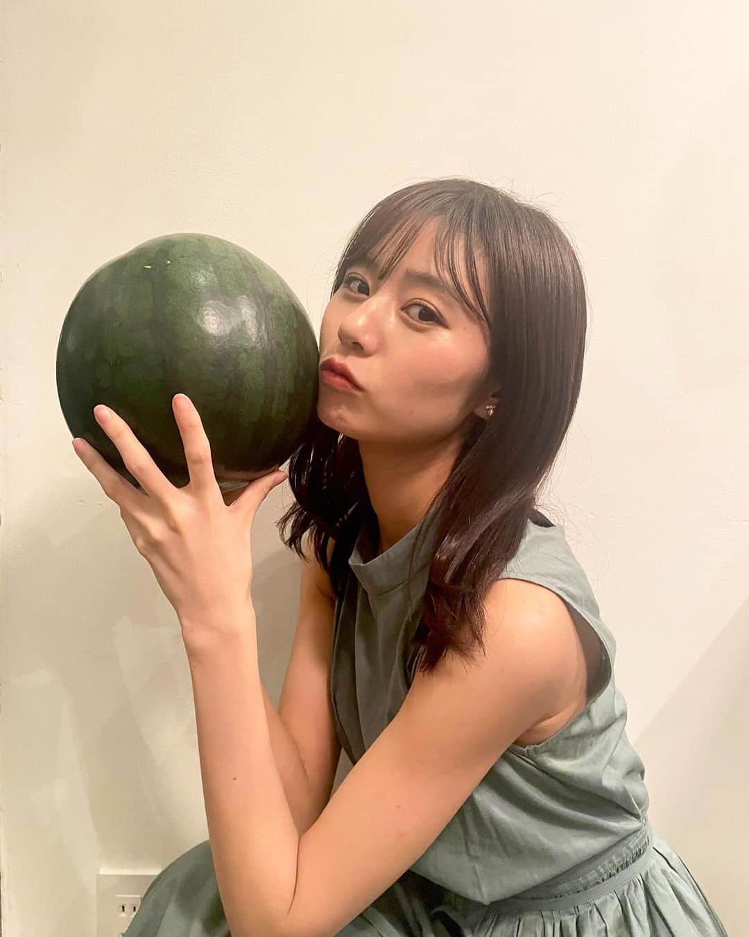 杉浦みずきのインスタグラム：「. 持ち方完全にボウリングの球  夏してます🍉」