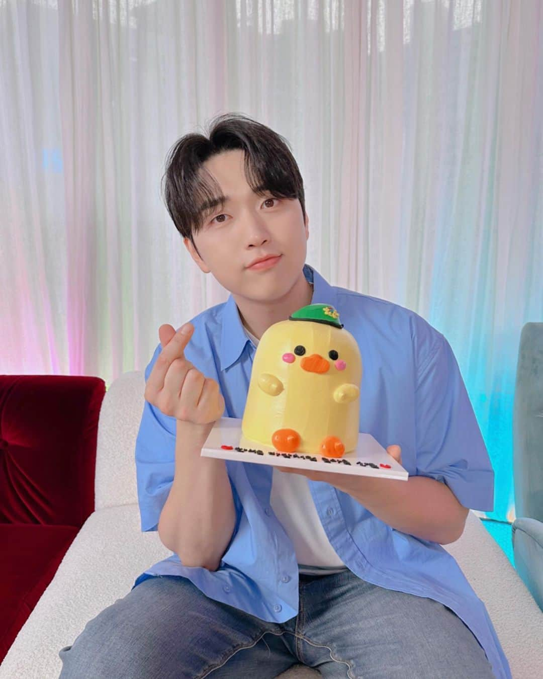 B1A4のインスタグラム：「산들 소집해제 기념 LIVE 📸  기다리고 기다리던 삼돌이 등장🥰  이제 바나와 비원에이포 함께할 일만 남았으니까요!  우리 앞으로 더 뜨겁게 사랑해요💚  #B1A4 #SANDEUL」