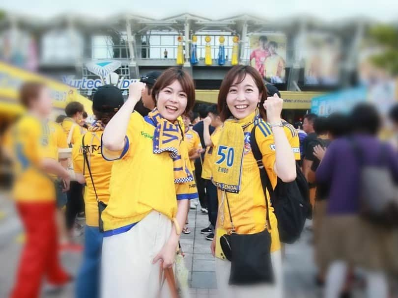 岩間瞳さんのインスタグラム写真 - (岩間瞳Instagram)「＼応援📣ベガルタ仙台⚽️／ キャスターのなるちゃん（ @narumi.sasaki1207 ）に 誘ってもらってベガルタのホームゲームへ✨  試合前から写真を撮ったりスタジアムグルメを楽しんだり ユアスタを満喫しました〜⚽️  結果はとても悔しいものでしたが 私には応援することしかできないので 残るシーズンも全力で応援したいと思います🔥  #ベガルタ仙台 #vegalta #vegaltasendai #jリーグ #jleague #宮城 #宮城観光 #サッカー #サッカー観戦  #ユアテックスタジアム仙台」8月14日 20時32分 - iwama1313