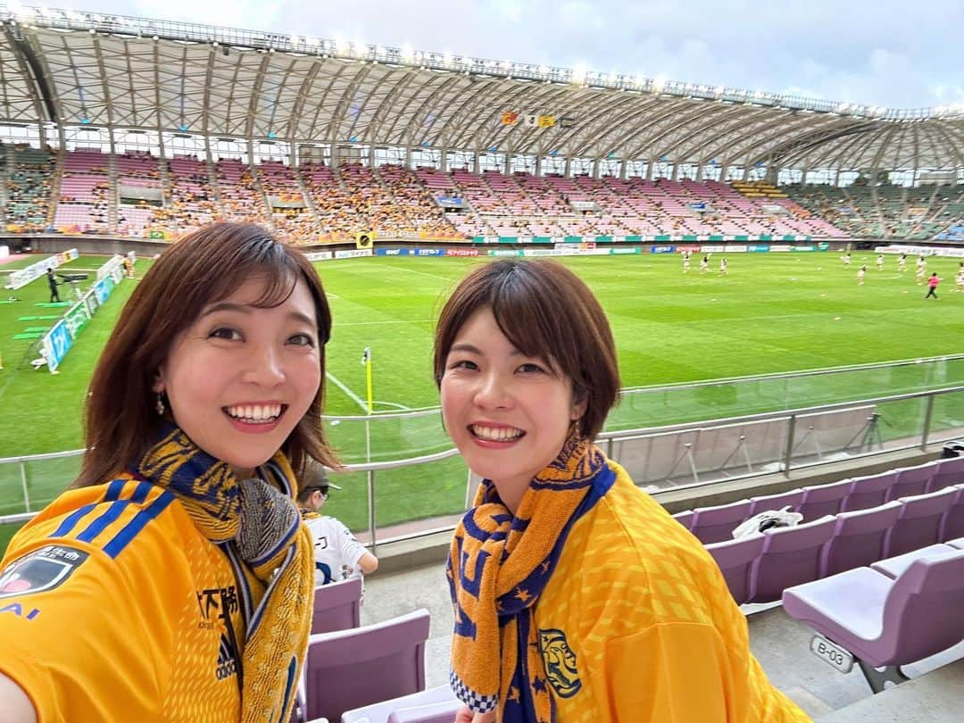 岩間瞳さんのインスタグラム写真 - (岩間瞳Instagram)「＼応援📣ベガルタ仙台⚽️／ キャスターのなるちゃん（ @narumi.sasaki1207 ）に 誘ってもらってベガルタのホームゲームへ✨  試合前から写真を撮ったりスタジアムグルメを楽しんだり ユアスタを満喫しました〜⚽️  結果はとても悔しいものでしたが 私には応援することしかできないので 残るシーズンも全力で応援したいと思います🔥  #ベガルタ仙台 #vegalta #vegaltasendai #jリーグ #jleague #宮城 #宮城観光 #サッカー #サッカー観戦  #ユアテックスタジアム仙台」8月14日 20時32分 - iwama1313