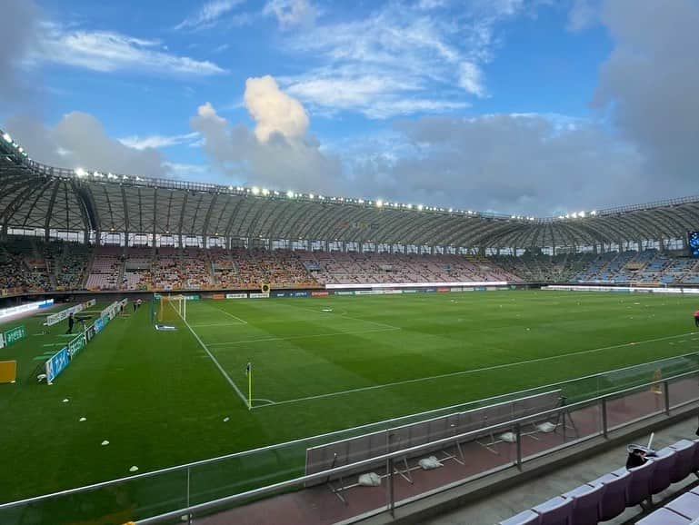 岩間瞳さんのインスタグラム写真 - (岩間瞳Instagram)「＼応援📣ベガルタ仙台⚽️／ キャスターのなるちゃん（ @narumi.sasaki1207 ）に 誘ってもらってベガルタのホームゲームへ✨  試合前から写真を撮ったりスタジアムグルメを楽しんだり ユアスタを満喫しました〜⚽️  結果はとても悔しいものでしたが 私には応援することしかできないので 残るシーズンも全力で応援したいと思います🔥  #ベガルタ仙台 #vegalta #vegaltasendai #jリーグ #jleague #宮城 #宮城観光 #サッカー #サッカー観戦  #ユアテックスタジアム仙台」8月14日 20時32分 - iwama1313