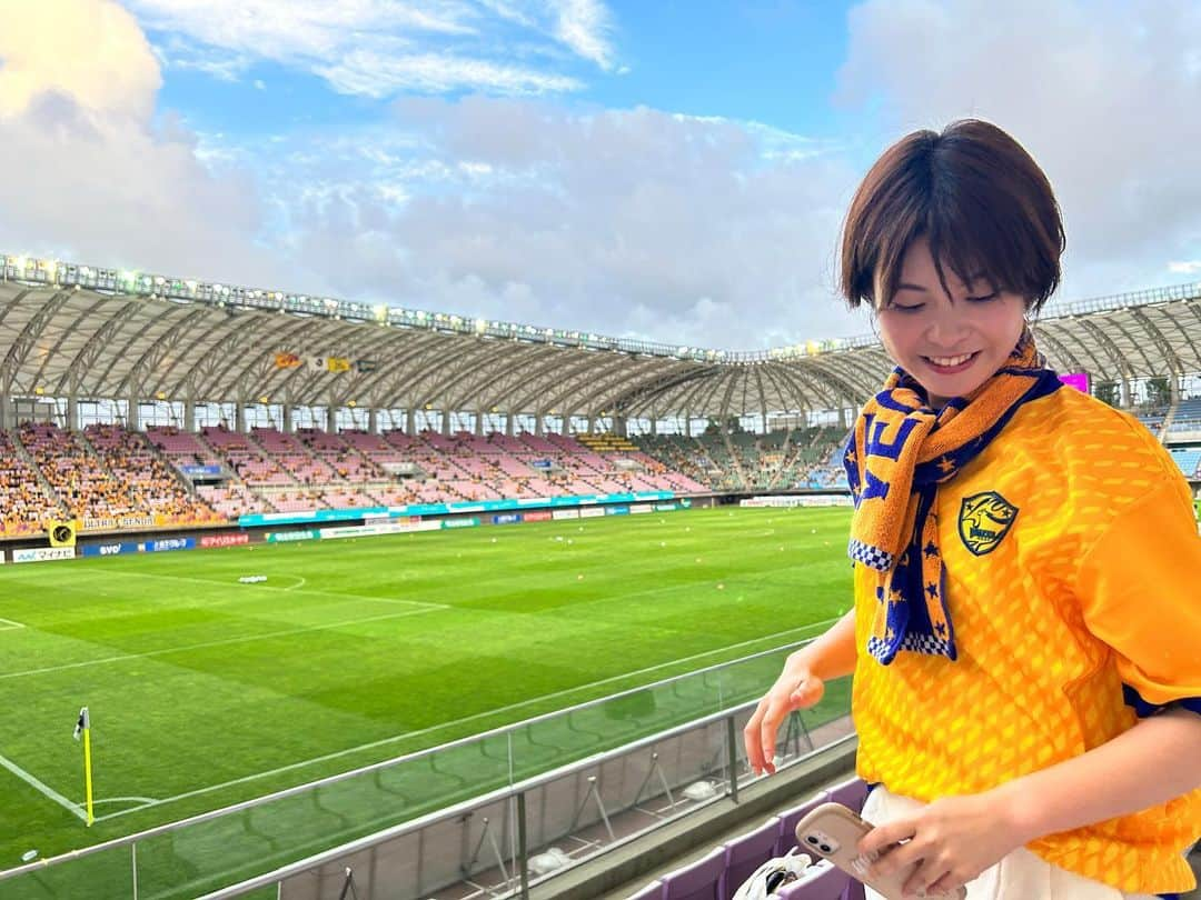 岩間瞳さんのインスタグラム写真 - (岩間瞳Instagram)「＼応援📣ベガルタ仙台⚽️／ キャスターのなるちゃん（ @narumi.sasaki1207 ）に 誘ってもらってベガルタのホームゲームへ✨  試合前から写真を撮ったりスタジアムグルメを楽しんだり ユアスタを満喫しました〜⚽️  結果はとても悔しいものでしたが 私には応援することしかできないので 残るシーズンも全力で応援したいと思います🔥  #ベガルタ仙台 #vegalta #vegaltasendai #jリーグ #jleague #宮城 #宮城観光 #サッカー #サッカー観戦  #ユアテックスタジアム仙台」8月14日 20時32分 - iwama1313