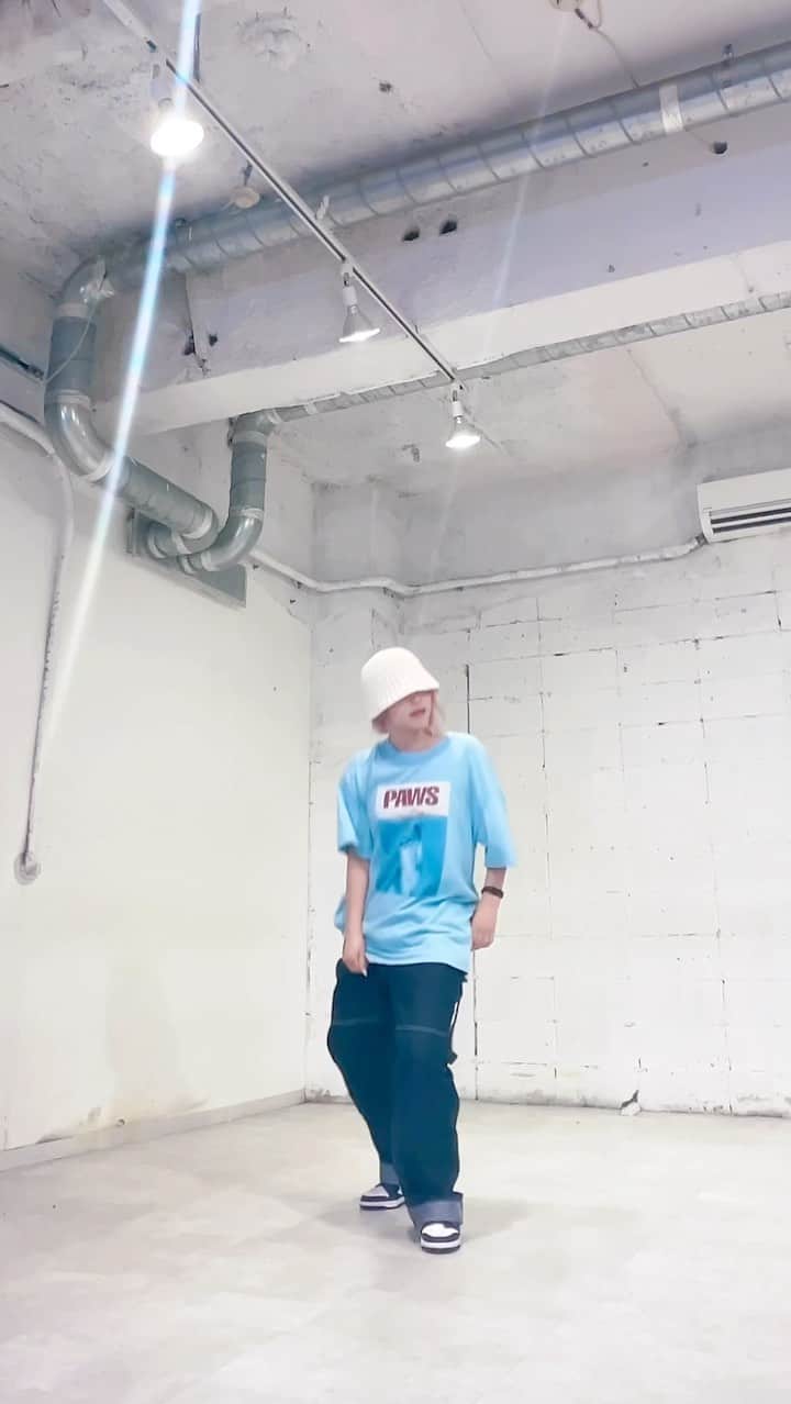 miumeのインスタグラム：「今週もがんばっていきましょう👍  🎧#seven #sevendaysaweek #jungkook_seven」