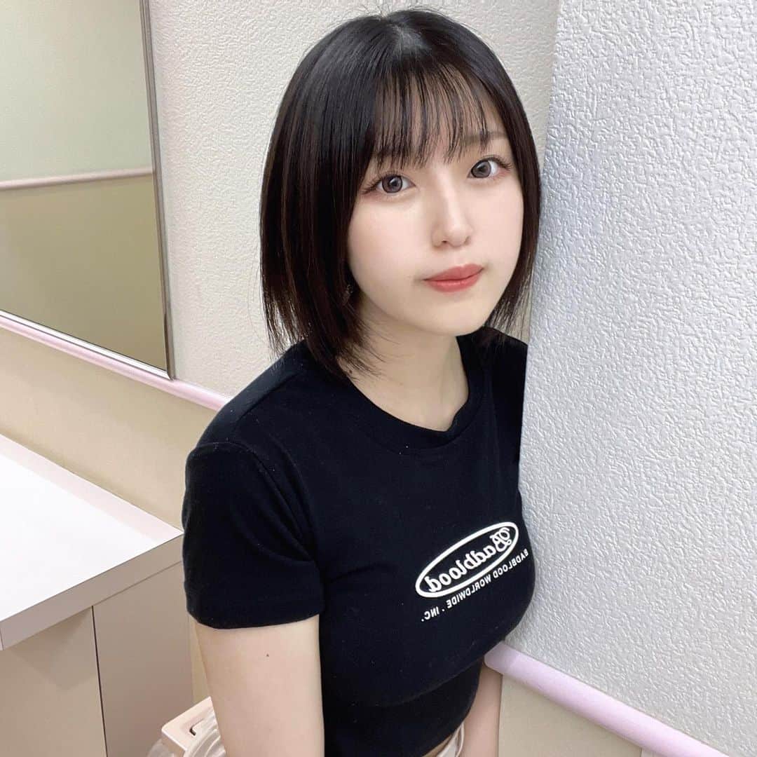 郷杏樹のインスタグラム：「. 髪の毛切ってきた〜✂️ 前回は下重めだったけど 今回は全体的に軽くしてもらった!!  これアイロンもしてないノーセットだから またちゃんとしたら写真撮るね!!  服にらぶさんの毛がたくさんついてて汚い🙇‍♂️ごめんなさい  #ボブ #ショートボブ #ボブアレンジ」