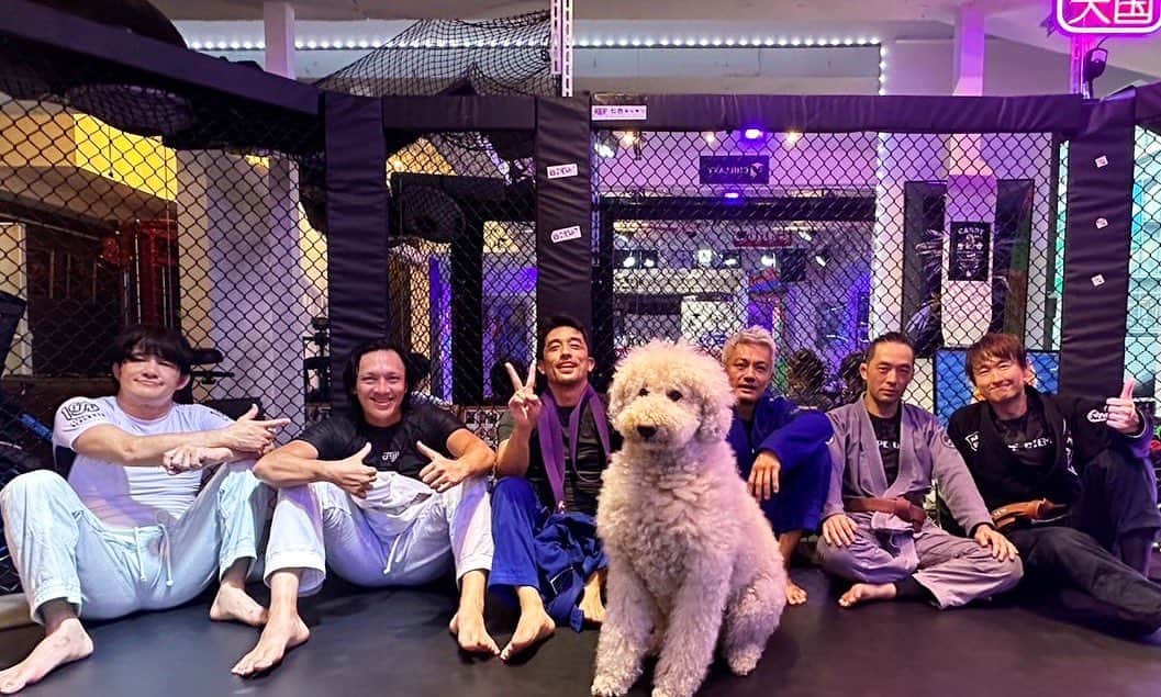 押尾学のインスタグラム：「🩷🐶🩷  お盆夏合宿中  #jiujitsu」