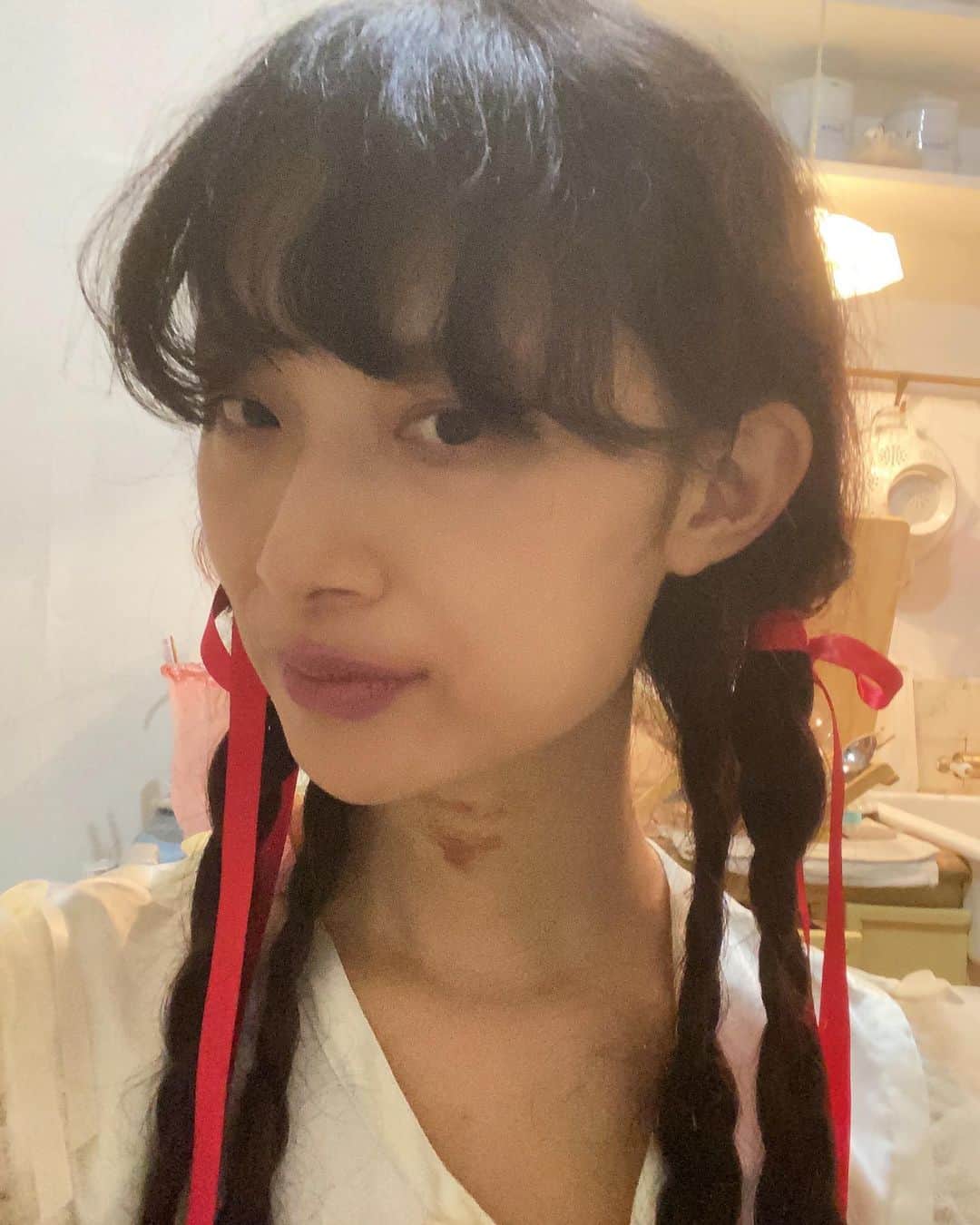 小藪奈央のインスタグラム：「. Korean diary - 美容day -  美容系するなら韓国でやりたいと思って、リサーチしまくりました。 初渡韓で初美容施術、韓国語分からない、という私でも大丈夫でした☺️ まずは糸リフトから紹介します🪡🪡🪡  ……………….. @face_plus.jp  서울시 강남구 논현동 199-5 보라티알 빌딩 4층 新論峴駅(シンノンヒョン/신논현)の3番出口からすぐ、メガコーヒーの入ってるビルの4階  頬のこけとか口ぽにょが気になってたので、自然にリフトアップすると評判の江南にあるFace Plusさんへ。 院長のパク先生自ら施術してくれるので安心感抜群。 糸見えたりしないか不安な方もここはこめかみから入れる独自の技術なのでぼこつきとかもなくめちゃくちゃ自然でした。 その後すぐミーティング行きましたが気付かれなかった😳 LINEから日本語で相談、予約できますよ🤍  また詳しく載せますね！ 首の内出血は気にしないで下さいね😂 また違う施術所なのでそれもまた紹介します🙏  ……………………….  #韓国糸リフト #フェイスプラス #faceplus」