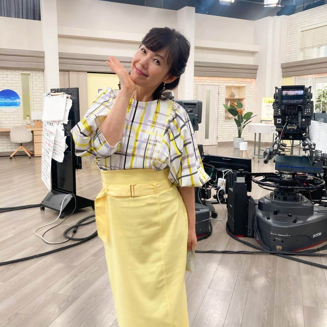 六車奈々のインスタグラム：「QVC出演でした❤️今日は、クワトロVCパウダー🍋 天然由来、リポソーム型など4種類のビタミンCを配合することで、体に留まりにくいビタミンCの吸収率をグンと良くしました😍  ビタミンCは色々出ているし、さらに私はインナービューティー専門ですが、これは本当によく考えられていて感動しました✨ ご覧頂いた皆様、ありがとうございました‼️  そして、今回ご一緒させて頂いた藤原ナビ。 キュートでトークも楽しく、素敵な女性でした💕ありがとうございました‼️   明日は、オッズパークライブに出演しますよー！ストーリーにリンク貼りましたので、ぜひ遊びにきてね❤️  @qvc_japan  @qvc_fujiharayuka  #ビタミンc  #インナービューティー #インナーケア #六車奈々  #japan #japanese #japanesebeauty #beauty #vitaminac #ootd」