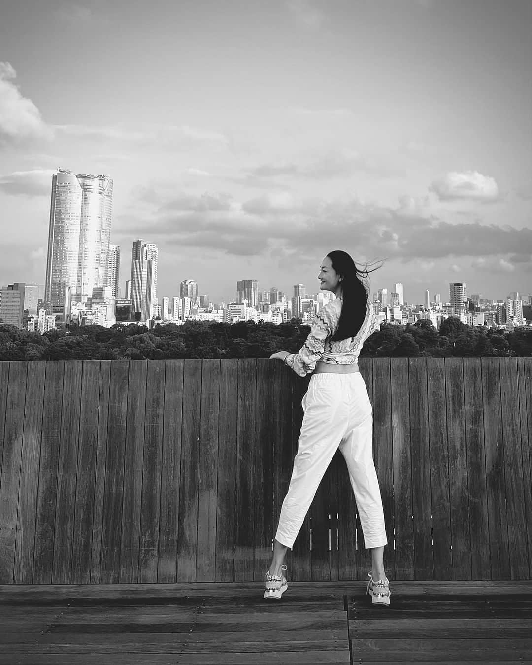 冨永愛さんのインスタグラム写真 - (冨永愛Instagram)「⁡ 東京は嵐の前の静けさか、、、 皆さん台風お気をつけて！ ⁡ #そんな私服 #Tiffanylock」8月14日 20時40分 - ai_tominaga_official