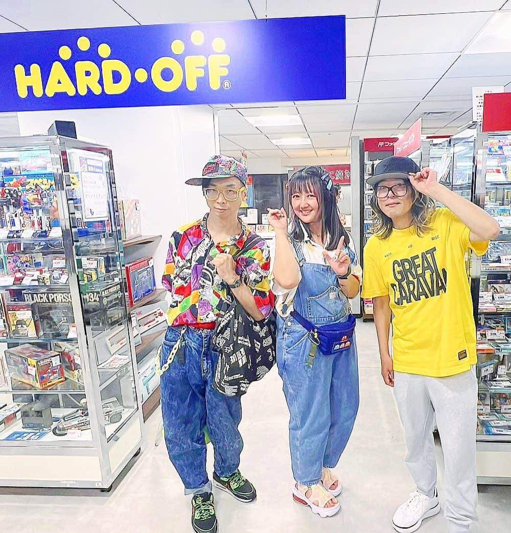 桃井はるこのインスタグラム：「KICK THE CAN CREW の MCU兄さん、桃井はるこ先生、山下メロ。それぞが知り合いだけど3人がそろったのは初めて。 レトロゲームとファンシーとハードオフが好きな3人組です。よろしくお願いします！ #ハードオフファミリー」
