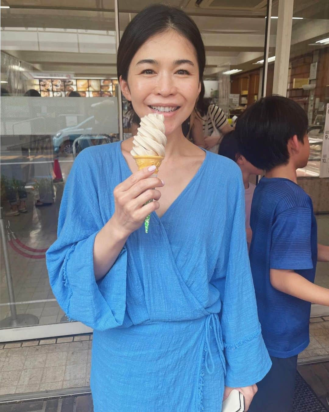 辻直子のインスタグラム：「#中村パン屋#コーヒーソフト🍦#世界で1番すきなパン屋さん#幼いころからいちども飽きない味  かならず立ち寄るところ🍞 お母さんが写真を撮ってくれました 久しぶりだな、うれしいなぁ、って  美味しいの基準は人それぞれのいろんな価値があります  私はただシンプルに、だれと何を食べるかだけです  食べている時の安心感としあわせは わたしにはそれだけでとてつもない価値があるんです  それでいい、じゃなくって それがいい🫶🏻んです  ありがとう」