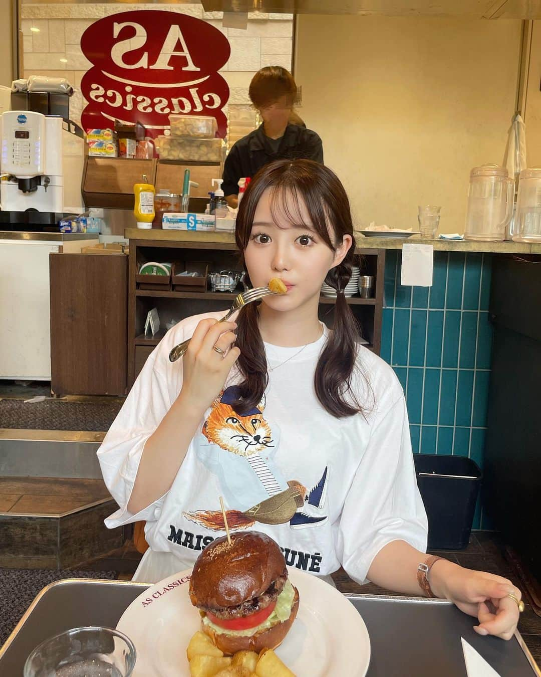 伊藤小春のインスタグラム：「映画のあとにハンバーガー食べた🦊✌🏻 ⁡ 天気が良くてハンバーガー日和って感じだった♪ おすすめのお店があれば教えて下さい！ ⁡ ⁡ ⁡ ⁡ ⁡ #maisonkitsune #メゾンキツネ#六本木ヒルズ#asclassicsdiner #ハンバーガー#ヘアアレンジ#ツインテールアレンジ#ツインテール」