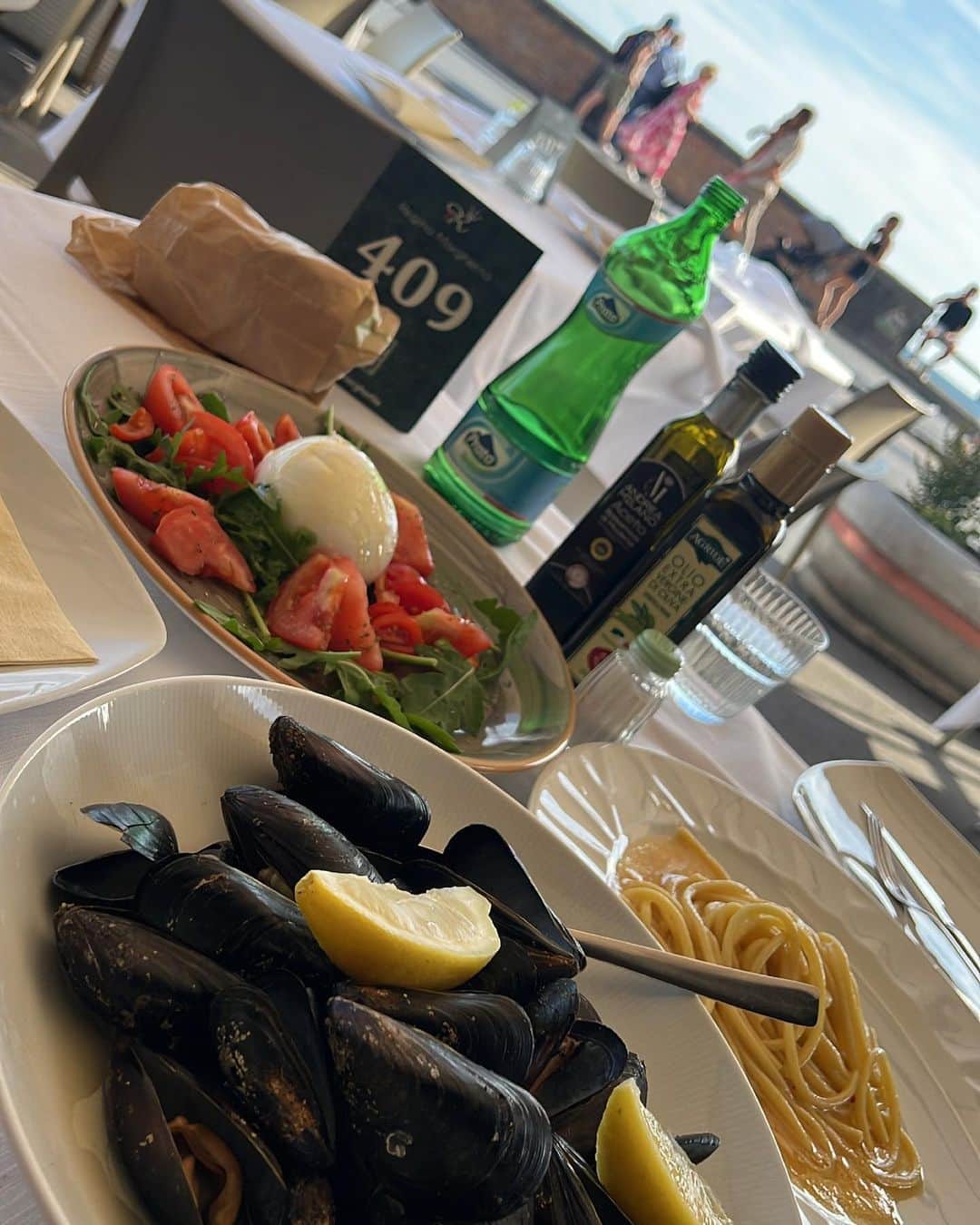 れおさんのインスタグラム写真 - (れおInstagram)「Buono!!! ムール貝がひたすらどのお店も美味しい🤤🍽️😋ローマからナポリへ。ナポリは初めて来ました🇮🇹 #ナポリ #Napoli」8月14日 20時54分 - reoreo1119