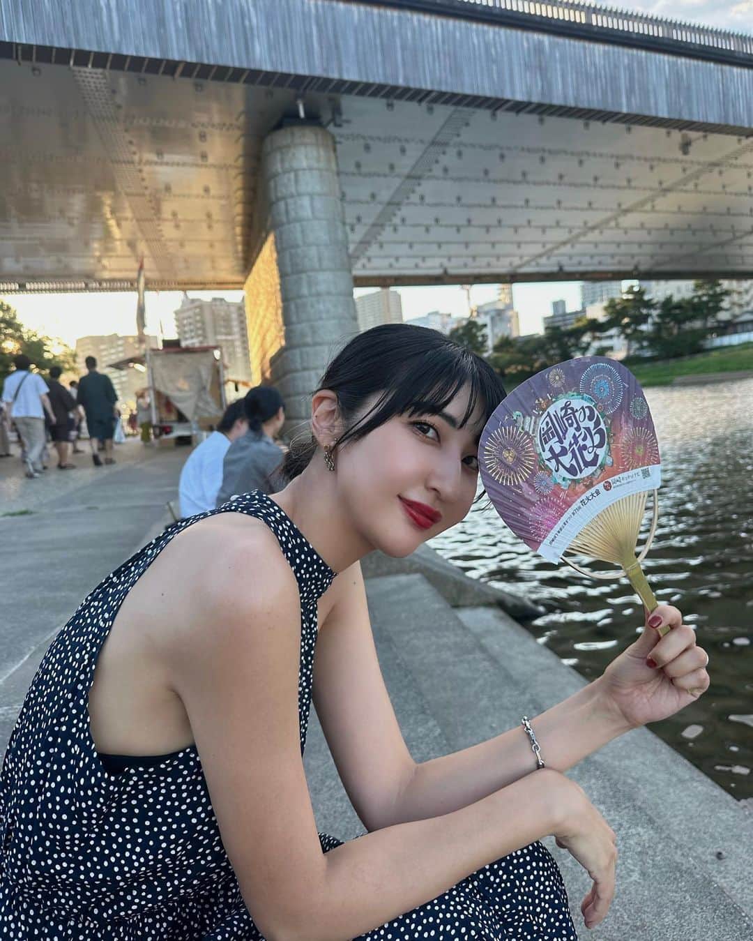 Lisaのインスタグラム：「. 岡崎花火🎇  @tokyototalbeautyclinic の @thc.drsr 先生に招待して頂いて 最前列の席で見させて頂きました🥲❤️  こんなに真下で大きな花火見たのは初めてで本当に本当に感動しました🥹🫶🏻  ヒルズクリニックの花火もかっこよかった🥲🖤❤️‍🔥 @thc.drsr 先生 @teeth_studio 先生 いつも本当にありがとうございます❤️🥲  #花火#岡崎花火大会#岡崎」