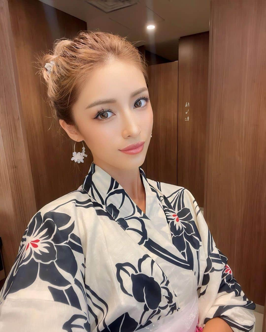 MIWAさんのインスタグラム写真 - (MIWAInstagram)「#yukata 🤍 ㅤㅤㅤㅤㅤㅤㅤㅤㅤㅤㅤㅤㅤ ㅤㅤㅤㅤㅤㅤㅤㅤㅤㅤㅤㅤㅤ 隅田川の花火大会の日🎆 花火も見れず屋台も辿り着かず 浅草散策して帰ってきた。笑 ㅤㅤㅤㅤㅤㅤㅤㅤㅤㅤㅤㅤㅤ 今年はもう諦めた🫠💭 ㅤㅤㅤㅤㅤㅤㅤㅤㅤㅤㅤㅤㅤ ㅤㅤㅤㅤㅤㅤㅤㅤㅤㅤㅤㅤㅤReminiってアプリ盛れるけど なんか自然な感じが消えてまうね😦 ㅤㅤㅤㅤㅤㅤㅤㅤㅤㅤㅤㅤㅤ あと自撮りだからか着付け逆に見えるけど 小さい頃からお母さんに教わってたから 流石の私も分かりますのでご安心ください🌙  #夏の思い出 #隅田川花火大会」8月14日 20時49分 - miwa.matsuhashi