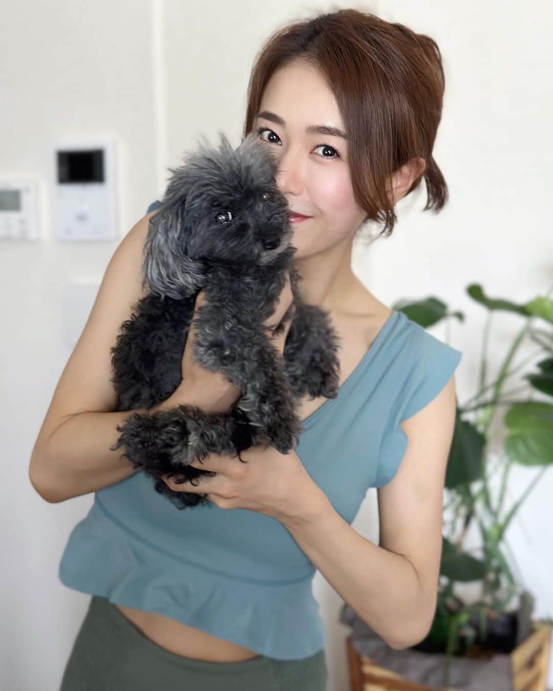 しろまっするのインスタグラム：「・ ムクムクだし、どっちもブレてる📸🫨🫨🫨笑  気圧と新月前で身体が使い物になりません😓😵‍💫😮‍💨笑  台風時期はCoco🐶のてんかん発作も起こりやすいので気をつけないと⚠️  2人で怠さにやられてる😂😂😂 ゆっくりしよ〰️🕊‪  #fitnessmotivations #fitnessjourney #dogoftheday #teacuppoodle #blackpoodle #しろの相棒 #しろまっする」