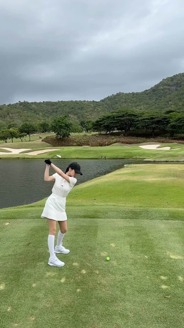 蔡瑞雪（Ruixue Tsai）のインスタグラム：「第一次在泰國下場⛳️壞天氣但好心情🤍☺️  #高爾夫 #golf」