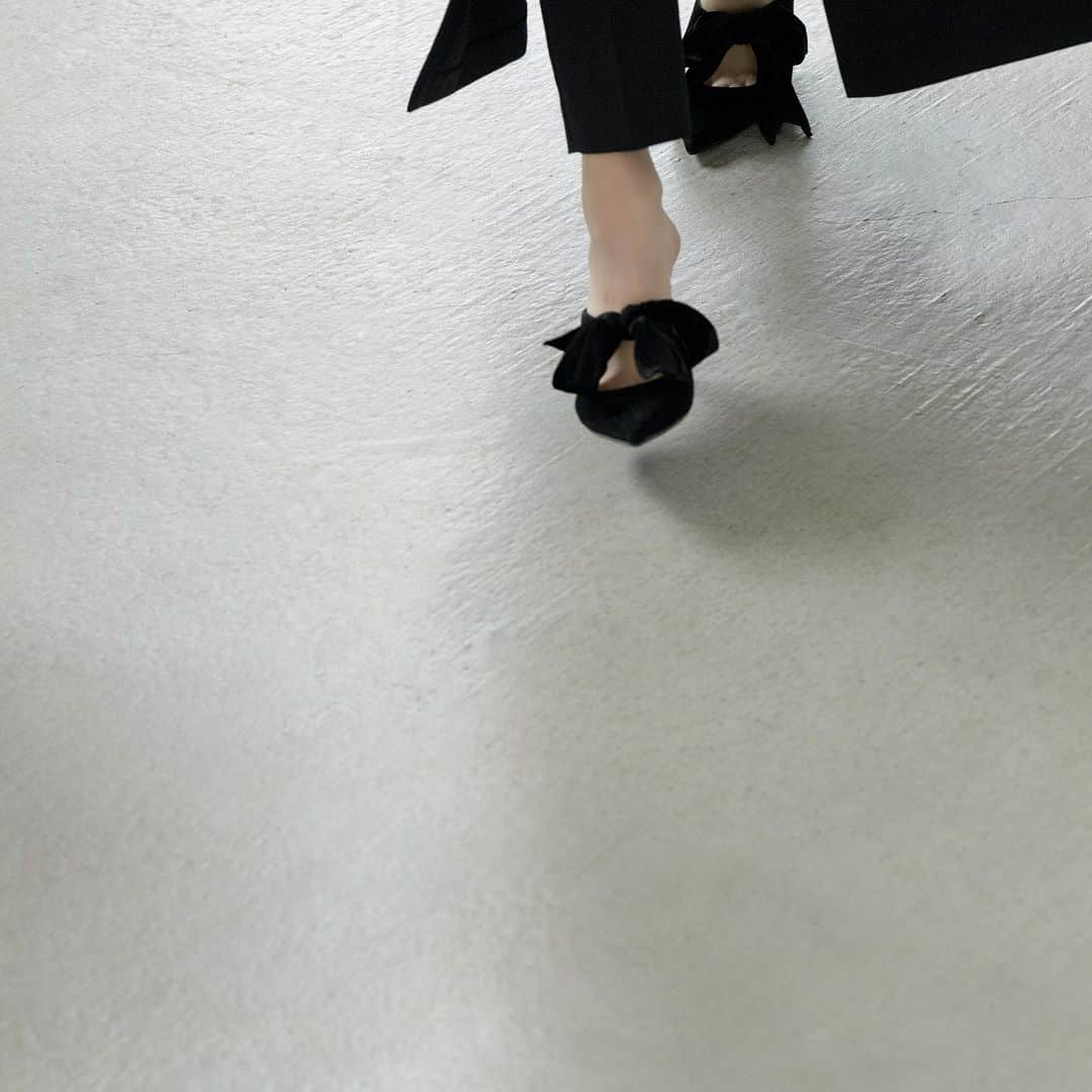 Tsuru by Mariko Oikawaさんのインスタグラム写真 - (Tsuru by Mariko OikawaInstagram)「New shoes. BLACK SWAN ¥35,200（tax in）  大きなベロアリボンが白鳥の羽のように美しい佇まい、その名もBLACK SWAN。 シルエットの美しさが際立つピンヒールはどの角度から見てもパーフェクトな品の良さ。 秋ムードを高めるクラシカルな雰囲気もスタイリングをリードしてくれる存在。  #tsuru #tsurubymarikooikawa #2023aw #2023autumn #blackswan」8月14日 20時52分 - tsurubymarikooikawa