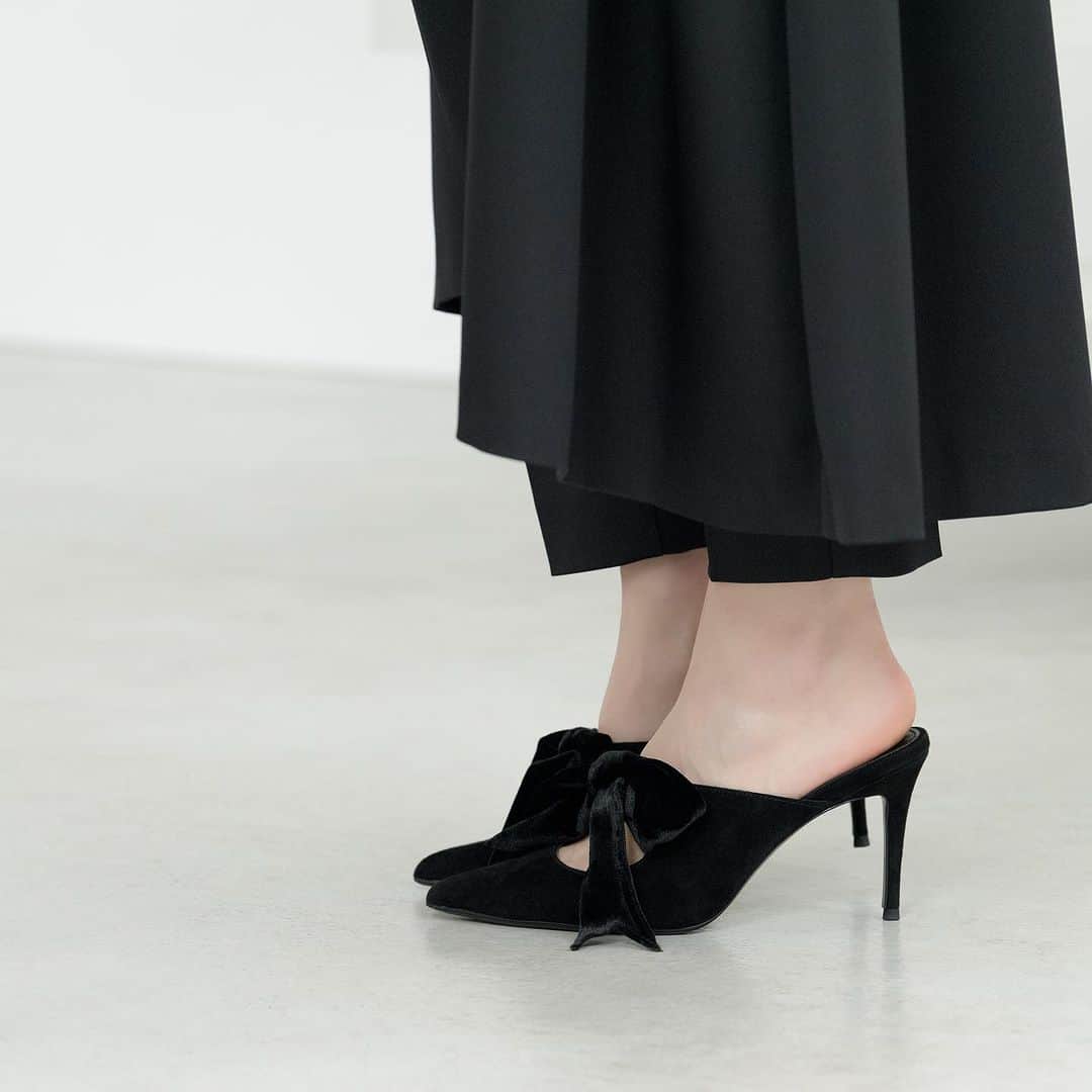 Tsuru by Mariko Oikawaのインスタグラム：「New shoes. BLACK SWAN ¥35,200（tax in）  大きなベロアリボンが白鳥の羽のように美しい佇まい、その名もBLACK SWAN。 シルエットの美しさが際立つピンヒールはどの角度から見てもパーフェクトな品の良さ。 秋ムードを高めるクラシカルな雰囲気もスタイリングをリードしてくれる存在。  #tsuru #tsurubymarikooikawa #2023aw #2023autumn #blackswan」