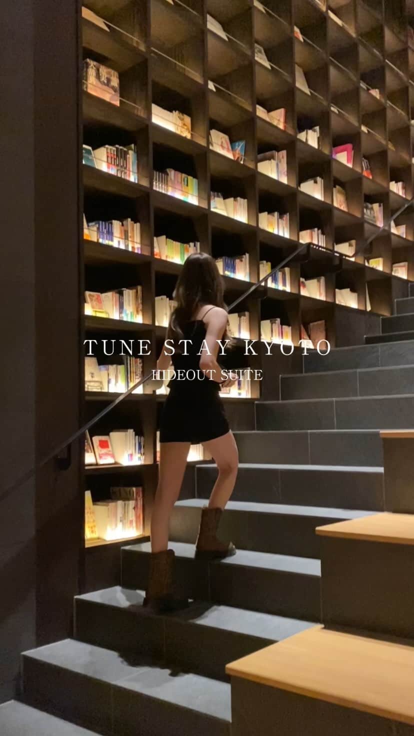 潘佳伊のインスタグラム：「京都で泊まったホテルが最高すぎた🥺🌟 京都駅から徒歩5分の場所にある @tune_stay_kyoto 📚  お部屋広すぎるしおしゃれで感動🥹  別館ではオールインクルージブでドリンクとお菓子が好きなだけ楽しめるし、ボードゲームやレコードを借りれるのも最高🍷（別館のHideout予約の方のみ！）  本館ではバーラウンジや大きな本棚があって、夜にはショートフィルムが上映されるよ🎞  ホテル内で充分たのしめるから、ゆったり過ごせて最高でした〜🧚🏻‍♀️  #京都ホテル  #tunestaykyoto #京都 #京都グルメ #京都観光 #京都旅行 #京都駅 #ホカンス #ホカンス京都 #ホテル女子会 #京都 #pr」