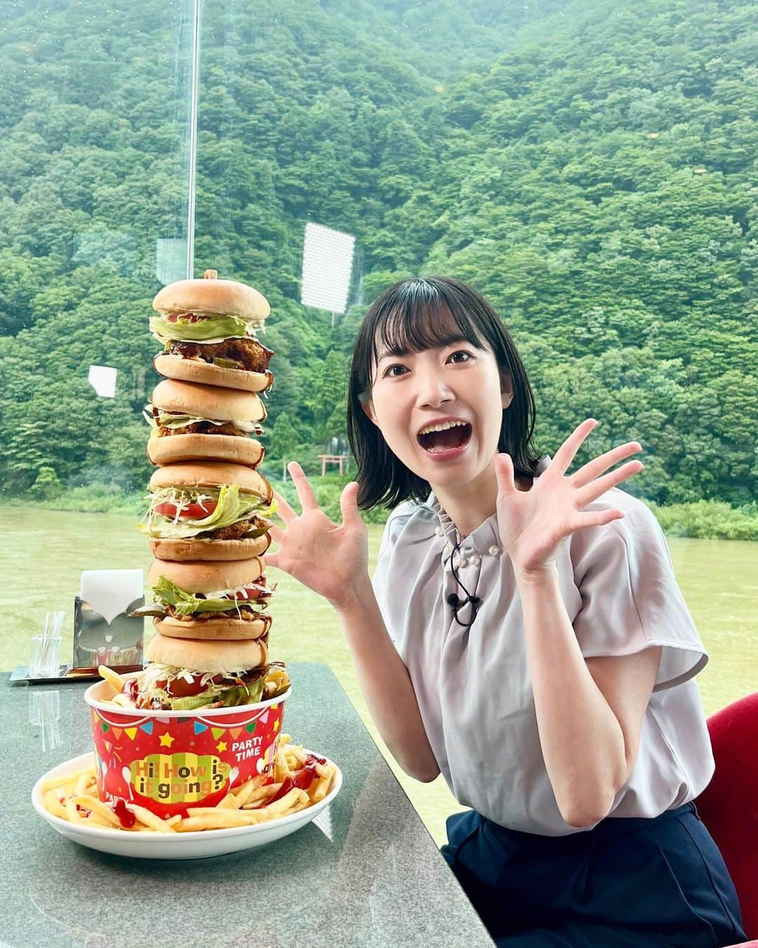 菅原智郁さんのインスタグラム写真 - (菅原智郁Instagram)「「東北の絶景＆グルメ旅」 テレビ朝日系列 東北6県で放送中のこのコーナー。 山形からは、戸沢村の最上川舟下りと五重塔バーガーを紹介しました！ .  雨予報で不安な中ロケがスタートしましたが、舟下りしているときだけ雨が止むという奇跡😂✨️✨️ そしてこの五重塔バーガーのインパクト！ 5人でわけてもよし、1人で食べてもよし！ カツの豚肉には米の娘ぶたを使っていてとっても柔らかく、1個1個もかなりボリュームがあります😳 ぜひこの夏は山形へ～✨️ （もちろん秋も紅葉が綺麗🍁） . @shiraito2011   #山形 #戸沢村 #最上川 #舟下り #白糸の滝 #白糸の滝ドライブイン #五重塔バーガー #ハンバーガー #グルメ #山形グルメ #山形テレビ #アナウンサー #菅原智郁」8月14日 20時55分 - tomotomokaaaa22