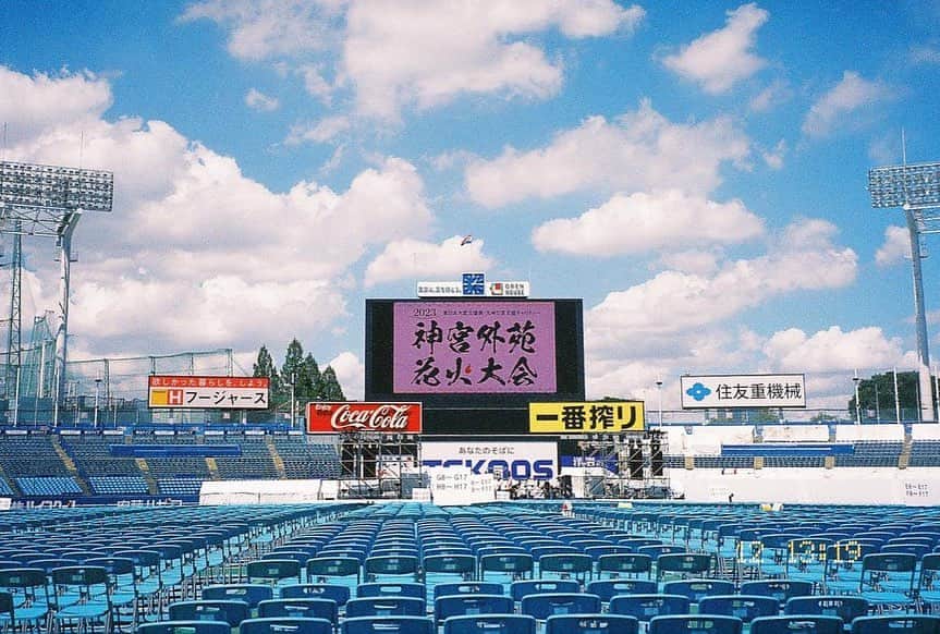 鈴木新彩さんのインスタグラム写真 - (鈴木新彩Instagram)「花火を撮っていたらちょうどフィルムを使い切りました🎞早速現像〜 花火、どう写るかなあと思っていたけれど意外と色出てる〜来年はもうちょっとベストタイミングでとりたいな。やっぱりフィルムが好き . 📷 #pentax  #フィルムカメラ #フィルムカメラのある生活」8月14日 20時56分 - sarasa.suzuki_ex