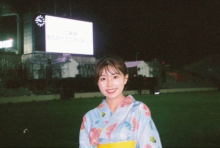 鈴木新彩のインスタグラム：「花火を撮っていたらちょうどフィルムを使い切りました🎞早速現像〜 花火、どう写るかなあと思っていたけれど意外と色出てる〜来年はもうちょっとベストタイミングでとりたいな。やっぱりフィルムが好き . 📷 #pentax  #フィルムカメラ #フィルムカメラのある生活」