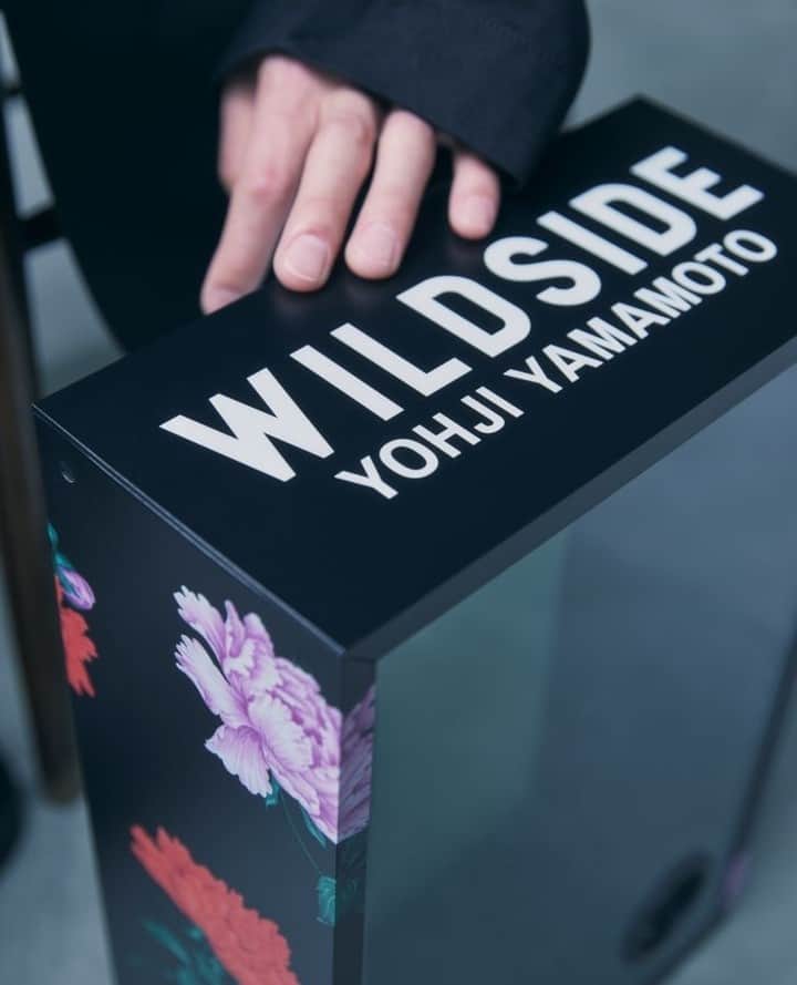 ヨウジヤマモトさんのインスタグラム写真 - (ヨウジヤマモトInstagram)「@wildsideyohjiyamamotojp: WILDSIDE YOHJI YAMAMOTO x COTODAMA⁠ ⁠ #COTODAMA が手掛ける #LyricSpeaker のWILDSIDEモデルを製作。Yohji Yamamotoのアイコニックなモチーフである牡丹の花を本体と外箱に大胆にプリントし、本モデルのリミテッドエディションとして、スタンバイスクリーンに牡丹の花が映し出されます。⁠ ⁠ #WILDSIDEYOHJIYAMAMOTO⁠ #YohjiYamamoto」8月14日 21時00分 - yohjiyamamotoinc