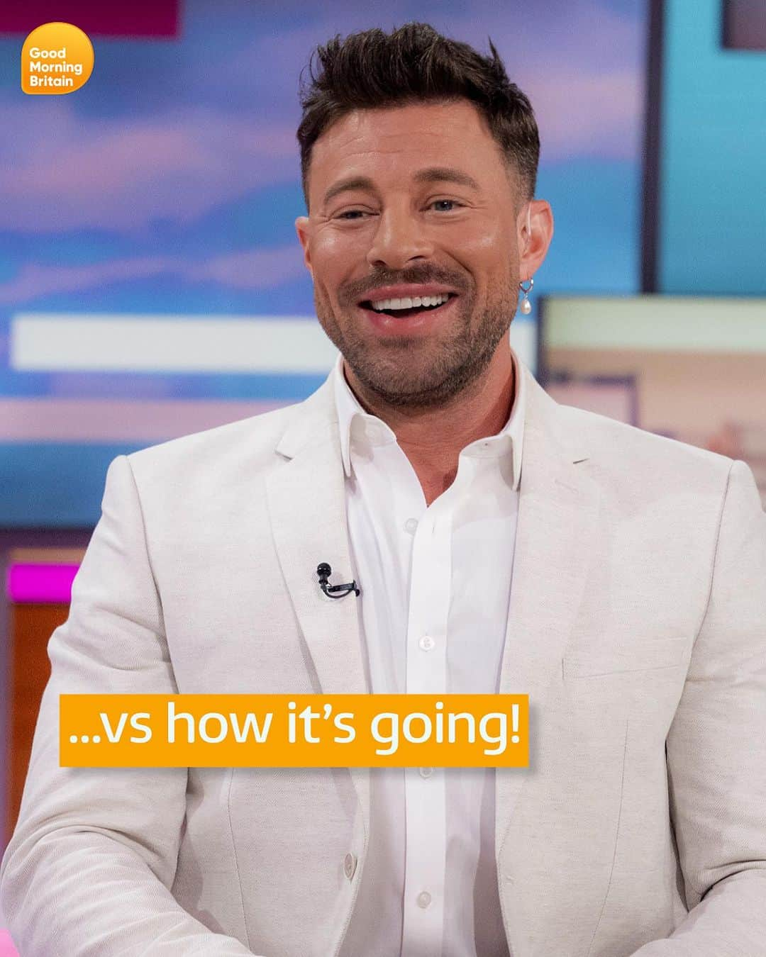 ダンカン・ジェイムスさんのインスタグラム写真 - (ダンカン・ジェイムスInstagram)「Today has been a full circle moment for pop icon Duncan James - 22 years ago Blue came onto GMTV’s Entertainment Today days after releasing their breakout single, ‘All Rise’.  Today Duncan joined Kate and Richard to present the latest entertainment news on GMB, and he’ll be with us all week!   Welcome back Duncan - you haven’t aged a day!🌟  #gmb #goodmorningbritain #blue #duncanjames #entertainment」8月14日 21時00分 - mrduncanjames