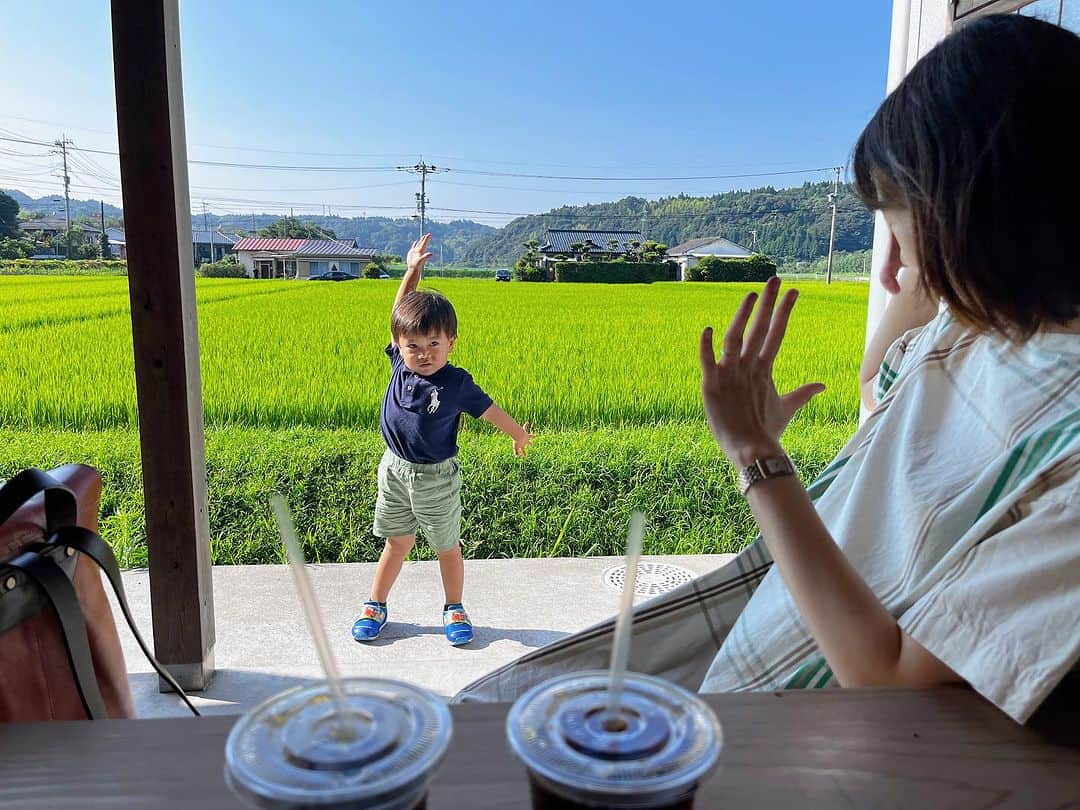 岩崎弘志さんのインスタグラム写真 - (岩崎弘志Instagram)「. お盆も陽気な岩崎家🏠  顔の幼さに見合わない、息子のおじさま系ポーズ📸  日置方面にお出かけだったので、久しぶりの days coffeeさん(@days_coffee )で頂いた アイスコーヒーは身体中に染み渡りました🥤✨  さあ‼︎明日はギターを弾こう🎸  #親子ショット #親子で #家族でお出かけ #3歳息子 #3歳男の子 #家族写真撮影 #家族でお出かけ #子連れカフェ #鹿児島 #鹿児島観光 #鹿児島お出かけ #おでかけカゴシマ #シェアカゴ #鹿児島カフェ #鹿児島カフェ巡り #日置市カフェ #どんどん鹿児島 #kagoshimafan #kagoshima #kagoshimacafe #kagoshimajapan #MBC #アナウンサー #ラジオパーソナリティ #tege2 #tegeh #岩﨑弘志」8月14日 21時01分 - iwasakikoji0326