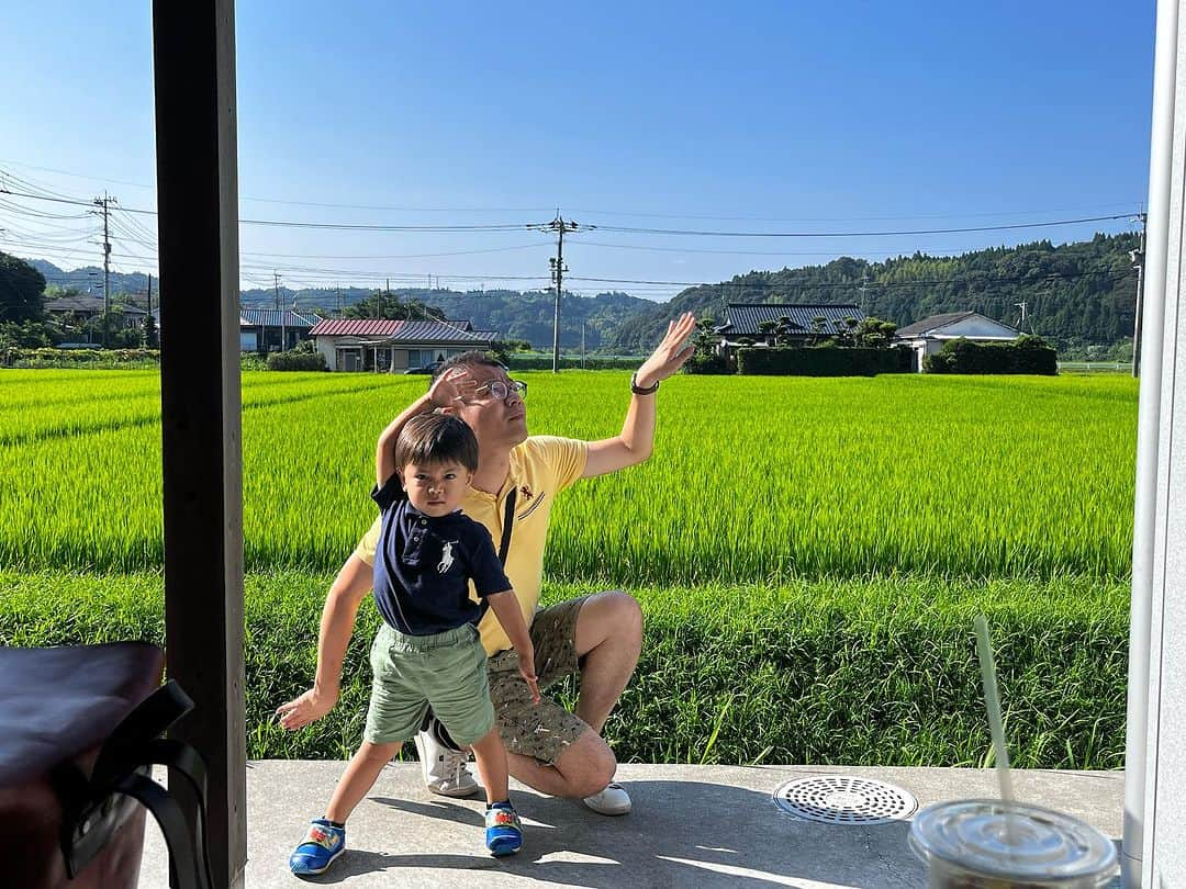 岩崎弘志さんのインスタグラム写真 - (岩崎弘志Instagram)「. お盆も陽気な岩崎家🏠  顔の幼さに見合わない、息子のおじさま系ポーズ📸  日置方面にお出かけだったので、久しぶりの days coffeeさん(@days_coffee )で頂いた アイスコーヒーは身体中に染み渡りました🥤✨  さあ‼︎明日はギターを弾こう🎸  #親子ショット #親子で #家族でお出かけ #3歳息子 #3歳男の子 #家族写真撮影 #家族でお出かけ #子連れカフェ #鹿児島 #鹿児島観光 #鹿児島お出かけ #おでかけカゴシマ #シェアカゴ #鹿児島カフェ #鹿児島カフェ巡り #日置市カフェ #どんどん鹿児島 #kagoshimafan #kagoshima #kagoshimacafe #kagoshimajapan #MBC #アナウンサー #ラジオパーソナリティ #tege2 #tegeh #岩﨑弘志」8月14日 21時01分 - iwasakikoji0326