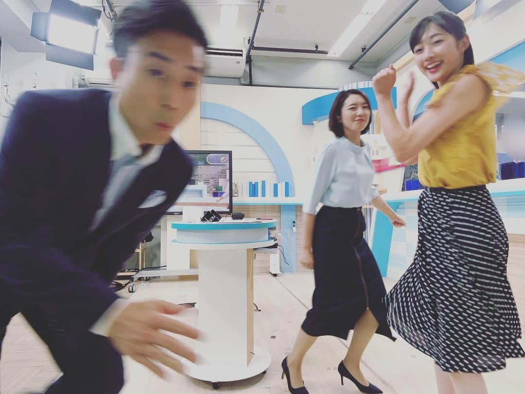 松本亜美さんのインスタグラム写真 - (松本亜美Instagram)「今日も新潟一番をご覧いただきありがとうございました😊 内田さんが夏休みから戻られて、久々に躍動感のあるオフショットを撮影できました📸  夏休み明けで元気に駆け抜けて行く内田さん🏃 にこやかにフレームアウトする斎藤さん🏃‍♀️ 私は回転しております💫 三人三様のショットはこれからも撮影していきますね！  今週もよろしくお願いいたします！  #teny #テレビ新潟  #夕方ワイド新潟一番  #スタジオ #ニュース #天気予報  #アナウンサー #キャスター #オフショット  #セルフィー #フィルターかけてみました  #番組終了後のオフショット  #躍動感  #内田拓志キャスター  #斎藤久美子キャスター  #松本亜美」8月14日 21時12分 - ami_matsumoto_teny