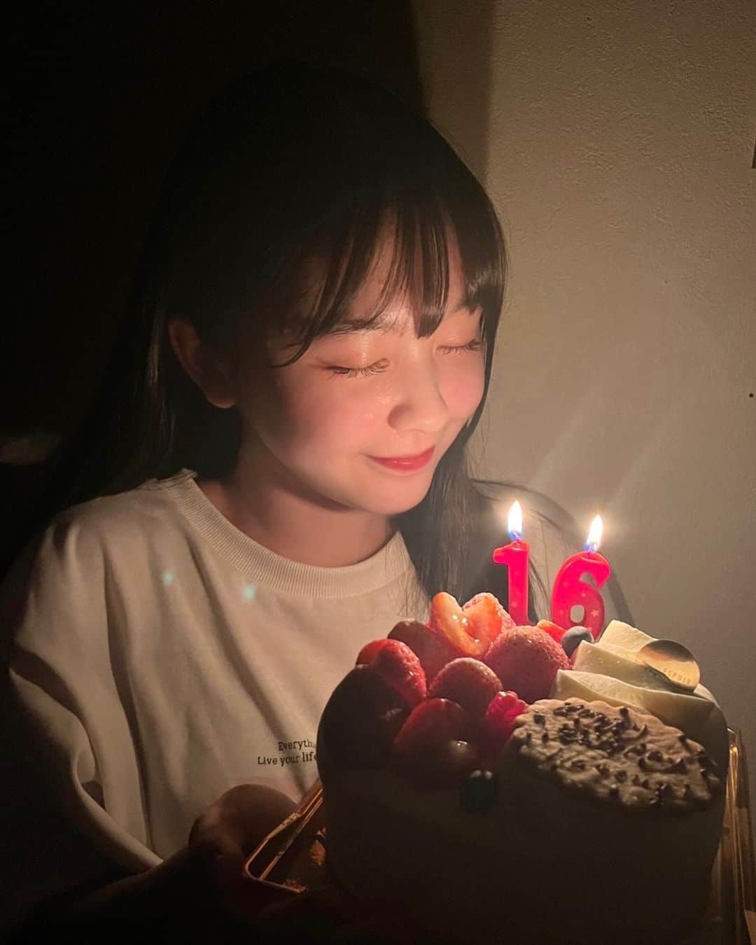 佐藤菜月海のインスタグラム：「. 16歳になりました⸜❤︎⸝‍  去年に引き続き今年もたっくさんのお祝いのDM、誕生日のカウントダウン、メンション、本人不在のお誕生日など本当に嬉しいです🥹🩷 全部しっかり見てるよ〜！👀  こんなに多くの方にお祝いして頂き幸せな気持ちでいっぱいです🥰  ニコラ生活も残り半年ないくらいですが、16歳自分らしくがんばっていきますので応援よろしくお願いします！  みんなのおかげで素敵な1年になりそう💭 今日は幸せいっぱいの1日でした🍀本当にありがとう🎀  #ニコラ#nicola#ニコモ#佐藤菜月海#誕生日#16歳#07#スターダストプロモーション」