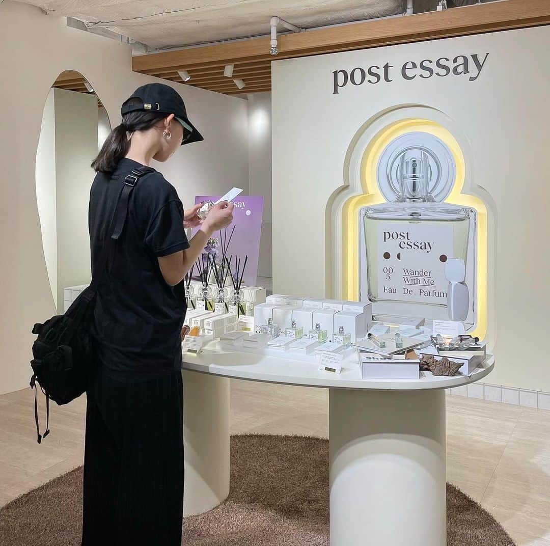 のインスタグラム：「韓国コスメ TIRTIRが立ち上げた 新しい香水ブランド post essay (ポストエッセイ) 😙  ルミネエスト新宿6Fで 8/16(水)までPOP UP開催していて あそびにいってきたよ〜ჱ̒^._.^)  お気に入りは 005 wander with me コンセプト【また始まる時間】 甘すぎない優雅な香りがお気に入り🫶  体感として6時間以上香ってたから 朝のワンプッシュで一日香りを楽しめそう〜◎  実際に香りを確かめられるチャンス😉 お近くの方は是非〜♡  #POSTESSAY #pr #ポストエッセイ  #フローラルムスク #香水 #オードパルファム   @postessay.official  @postessay_jp_official」