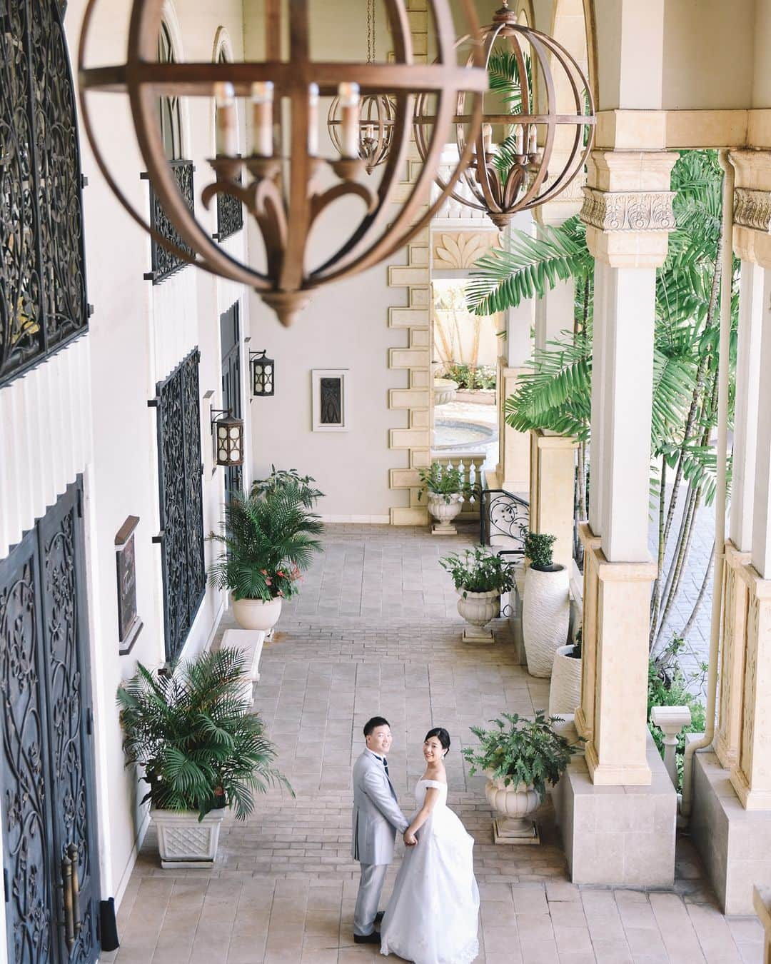 The Terrace By The Seaのインスタグラム：「@the_terrace_by_the_sea Hawaii Wedding情報はこちら𓂃𓈒𓏸  ---------  入り口にある吹き抜けの回廊  ビーチナウパカやプルメリアの花が 季節ごとに花を咲かせます𓍯  -------------------  = produce = モチーフ @motif_resort  = photo = Travis @tora_graphy @betterhalf_hawaii  -------------------- プロフィール欄のURLより、ウエディングの相談ご予約 が可能です。 小さい疑問や質問にもお答えいたしますので、お気軽に お問い合わせくださいませ🌺  ザ・テラス バイ・ザ・シーでは、健康と安全を最優先に 配慮し、安心してハワイでの時間を楽しんでいただいて おります𓆉  #テラスバイザシー #TheTerraceByTheSea #TAKAMIBRIDAL #タカミブライダル #MotifRESORT #テラス花嫁 #モチーフ花嫁 #リゾートウェディング #リゾート婚 #ハワイ挙式 #回廊  #大階段 #ガーデン」