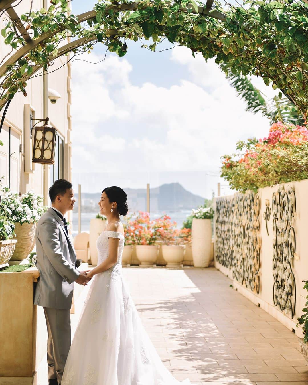 The Terrace By The Seaさんのインスタグラム写真 - (The Terrace By The SeaInstagram)「@the_terrace_by_the_sea Hawaii Wedding情報はこちら𓂃𓈒𓏸  ---------  入り口にある吹き抜けの回廊  ビーチナウパカやプルメリアの花が 季節ごとに花を咲かせます𓍯  -------------------  = produce = モチーフ @motif_resort  = photo = Travis @tora_graphy @betterhalf_hawaii  -------------------- プロフィール欄のURLより、ウエディングの相談ご予約 が可能です。 小さい疑問や質問にもお答えいたしますので、お気軽に お問い合わせくださいませ🌺  ザ・テラス バイ・ザ・シーでは、健康と安全を最優先に 配慮し、安心してハワイでの時間を楽しんでいただいて おります𓆉  #テラスバイザシー #TheTerraceByTheSea #TAKAMIBRIDAL #タカミブライダル #MotifRESORT #テラス花嫁 #モチーフ花嫁 #リゾートウェディング #リゾート婚 #ハワイ挙式 #回廊  #大階段 #ガーデン」8月14日 21時06分 - the_terrace_by_the_sea