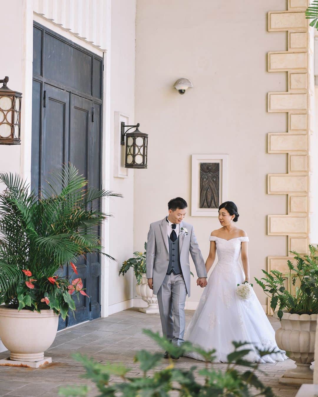 The Terrace By The Seaさんのインスタグラム写真 - (The Terrace By The SeaInstagram)「@the_terrace_by_the_sea Hawaii Wedding情報はこちら𓂃𓈒𓏸  ---------  入り口にある吹き抜けの回廊  ビーチナウパカやプルメリアの花が 季節ごとに花を咲かせます𓍯  -------------------  = produce = モチーフ @motif_resort  = photo = Travis @tora_graphy @betterhalf_hawaii  -------------------- プロフィール欄のURLより、ウエディングの相談ご予約 が可能です。 小さい疑問や質問にもお答えいたしますので、お気軽に お問い合わせくださいませ🌺  ザ・テラス バイ・ザ・シーでは、健康と安全を最優先に 配慮し、安心してハワイでの時間を楽しんでいただいて おります𓆉  #テラスバイザシー #TheTerraceByTheSea #TAKAMIBRIDAL #タカミブライダル #MotifRESORT #テラス花嫁 #モチーフ花嫁 #リゾートウェディング #リゾート婚 #ハワイ挙式 #回廊  #大階段 #ガーデン」8月14日 21時06分 - the_terrace_by_the_sea