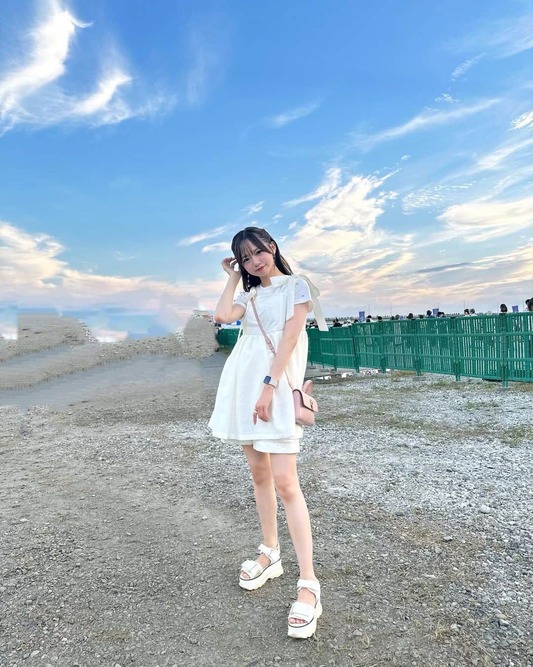畑美紗起のインスタグラム：「足みせ🦵🏻🦵🏻🤍🤍  お空がみえる開放的なところがだいすき☁️ ごろーんって寝っ転がりたくなるよね( ⸝⸝⸝ ᐢ ᵕ ᐢ ⸝⸝⸝ )  最近は台風みんなのところ大丈夫かな？🌀  セットアップ @lily_brown_official  Tシャツ @epineofficial  バッグ @cafune.official  シューズ @snidel_official   #畑美紗起 #夏 #ファッション #ホワイトコーデ #今日のコーデ #私服 #ファッションコーデ #コーデ #夏コーデ #fashion #japanese #japanesegirl #shooting #me #instagood #coordinate #snidel #lilybrown #épine」