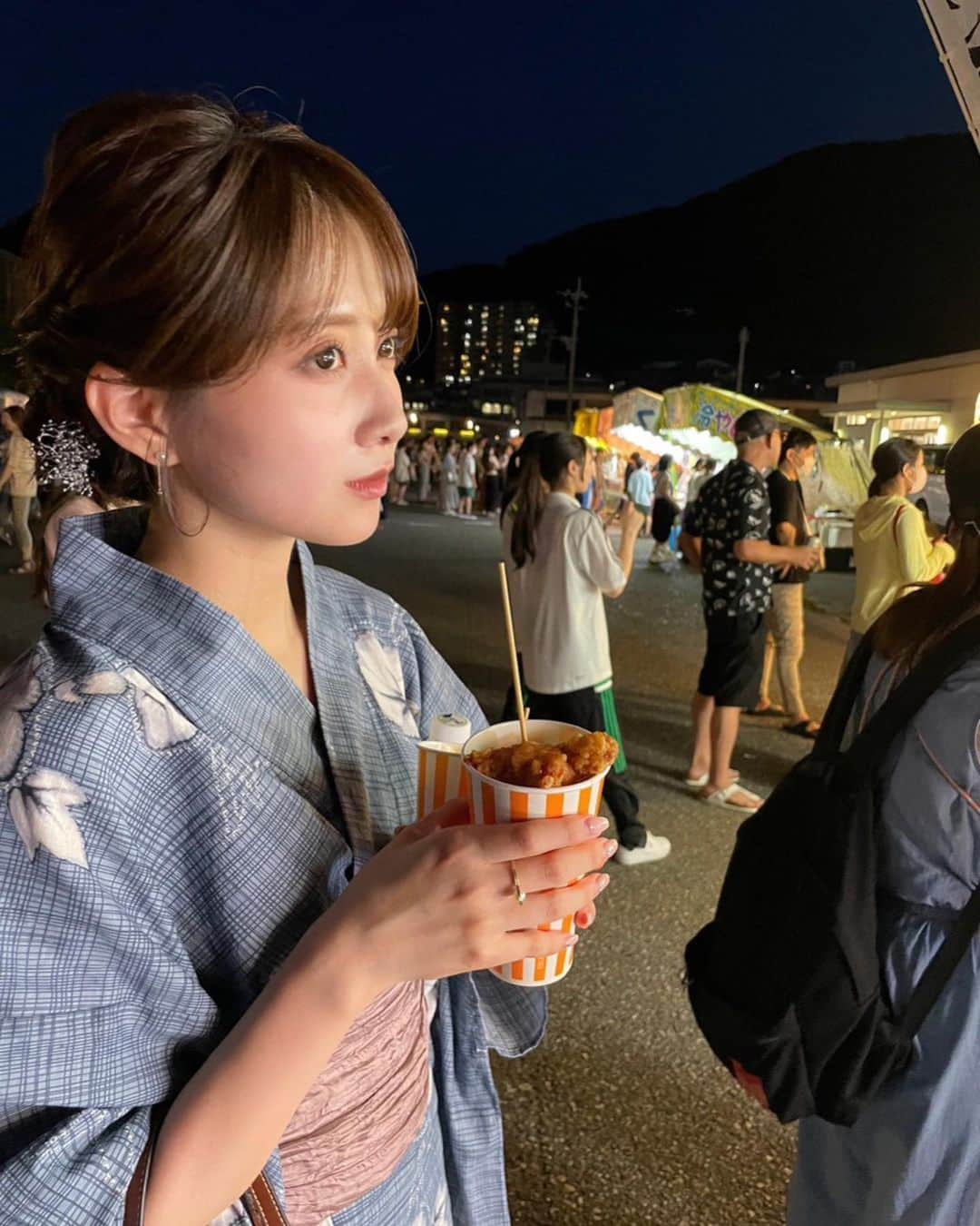 MIYUさんのインスタグラム写真 - (MIYUInstagram)「関門海峡花火大会 福岡で1番好きなお祭り🪅  今までの人生で1番綺麗な花火を見ました  ヘアセットと着付けは @kaopan0402 さん♡ 浴衣を着るのは4年ぶり(?)だったし、素敵に仕上げていただいたので脱ぐのがもったいなかった😩  #協賛イス席 #神席 #関門海峡花火大会 #花火大会 #夏祭り #浴衣 #浴衣ヘア #夏」8月14日 21時09分 - miyu__.oo